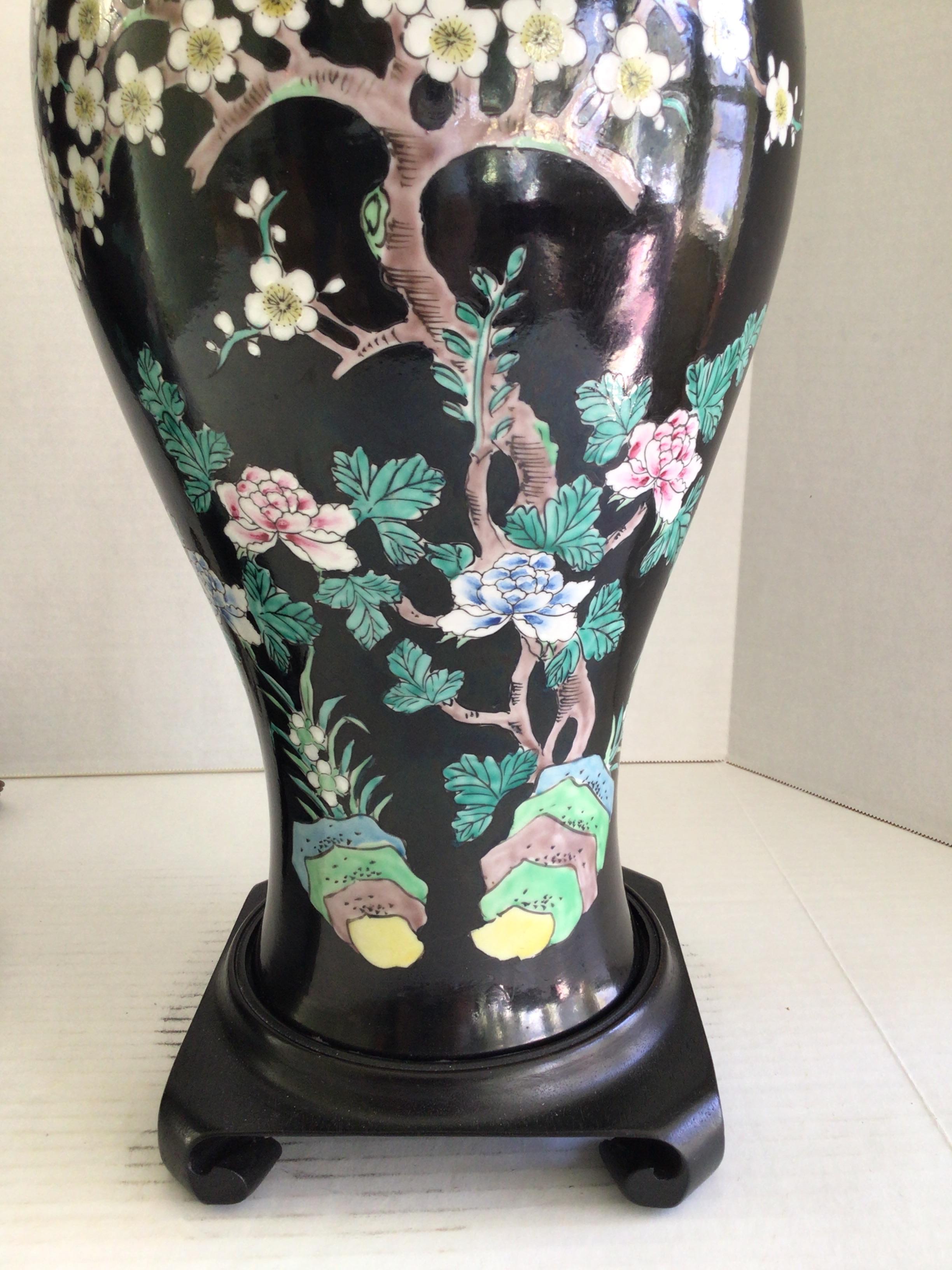 1960s Paire de lampes de table à vase en porcelaine sur base en bois sculpté Bon état - En vente à Tarrytown, NY