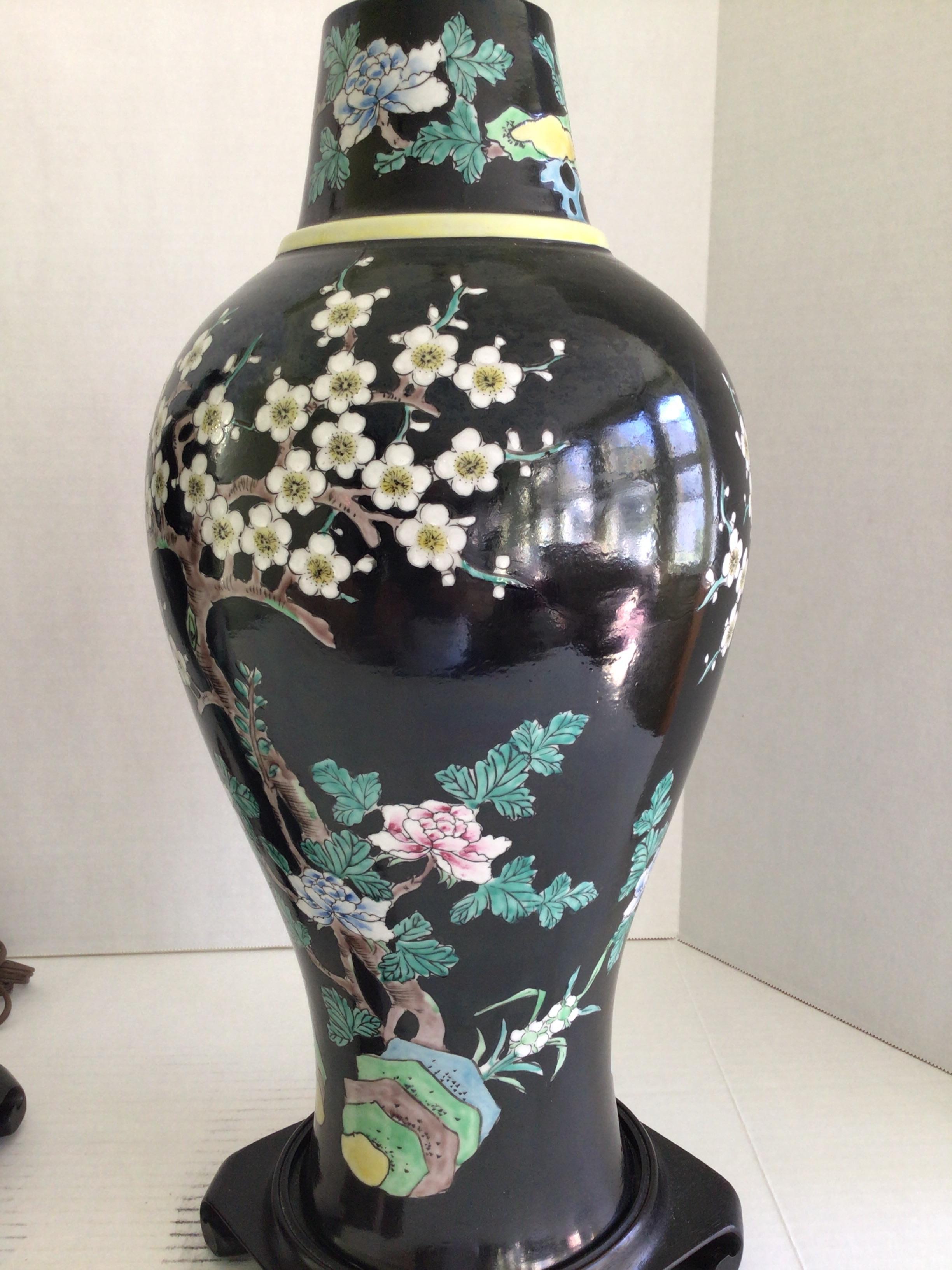 Milieu du XXe siècle 1960s Paire de lampes de table à vase en porcelaine sur base en bois sculpté en vente