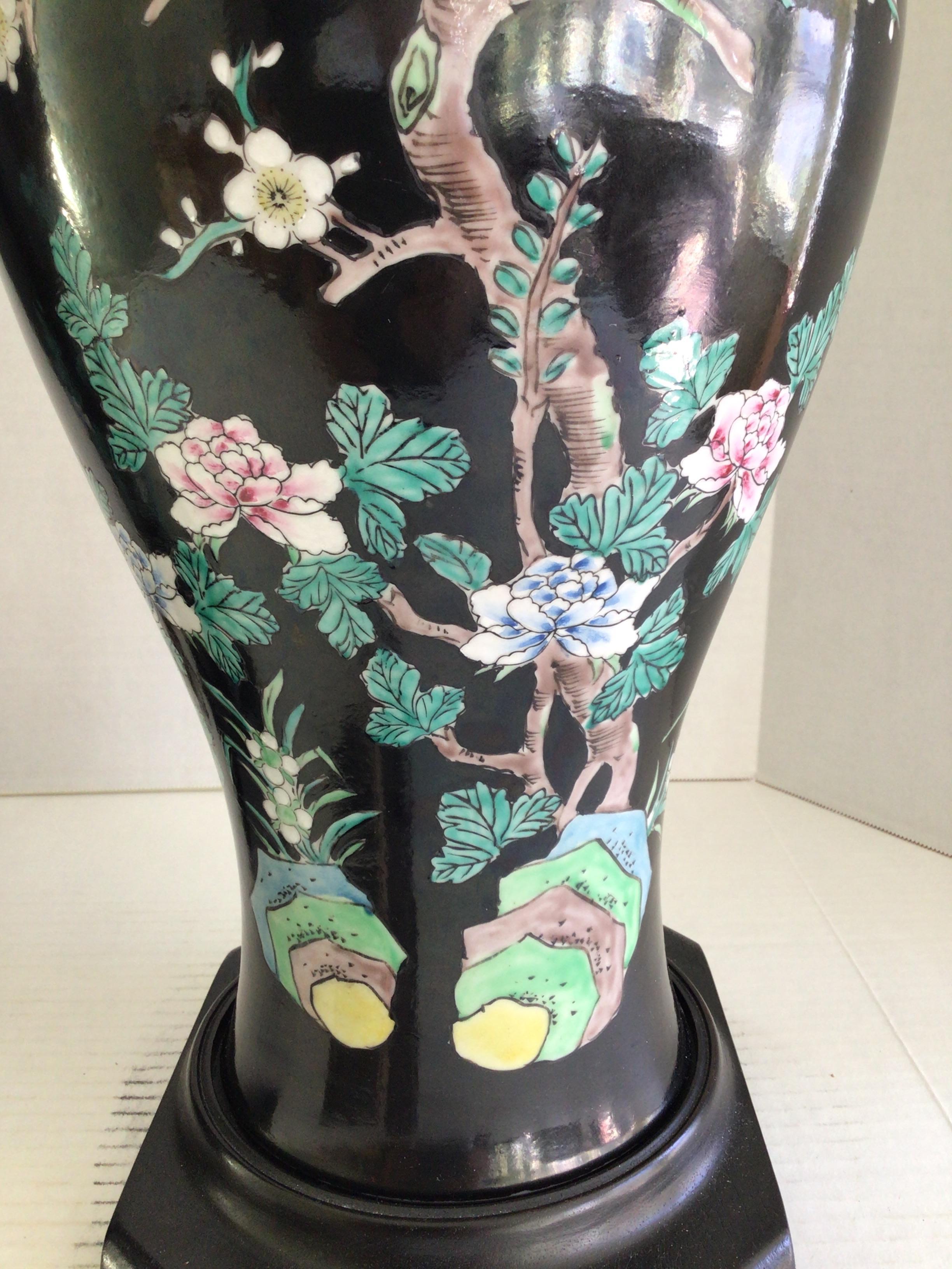 Céramique 1960s Paire de lampes de table à vase en porcelaine sur base en bois sculpté en vente