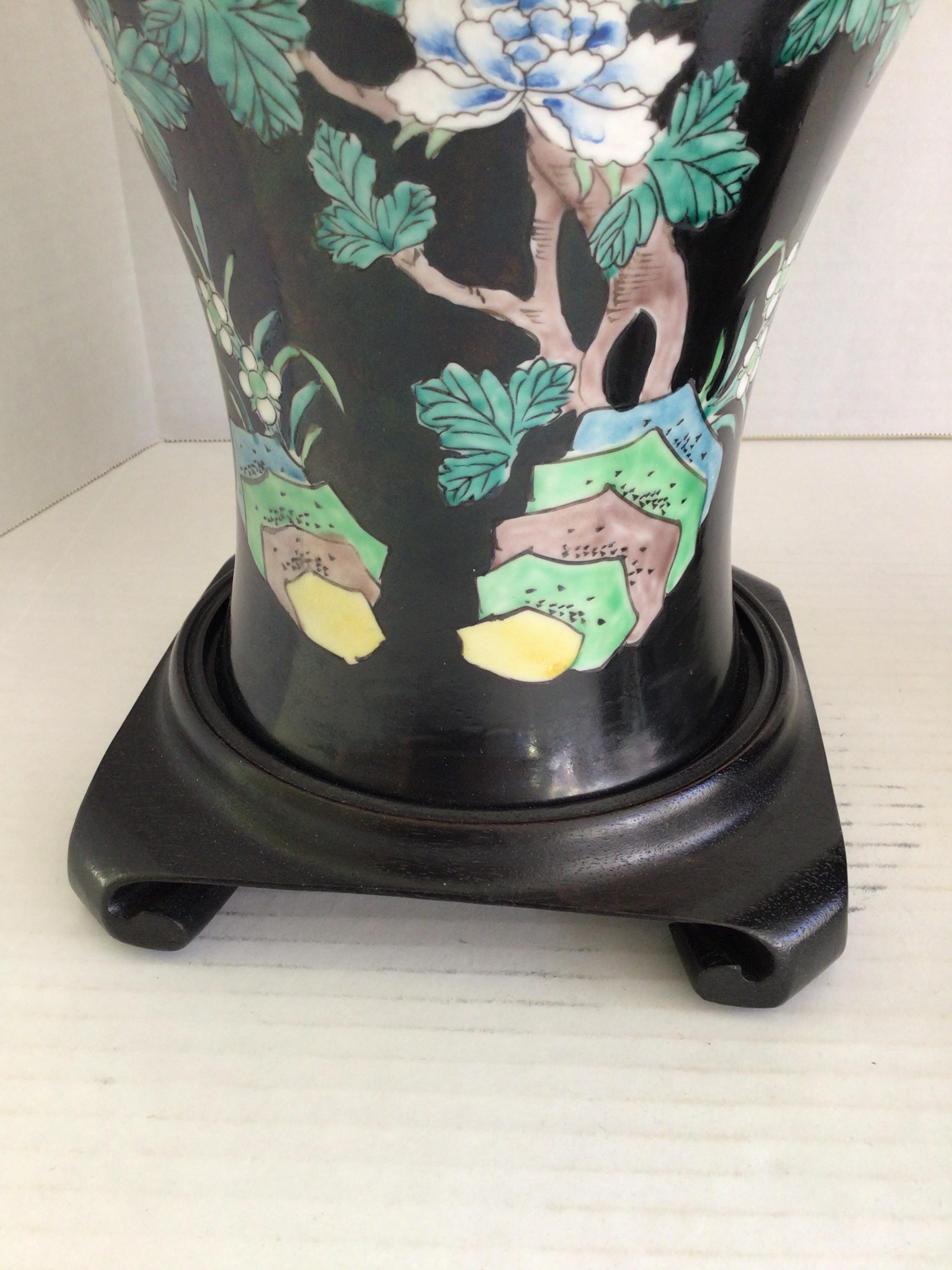 1960s Paire de lampes de table à vase en porcelaine sur base en bois sculpté en vente 1