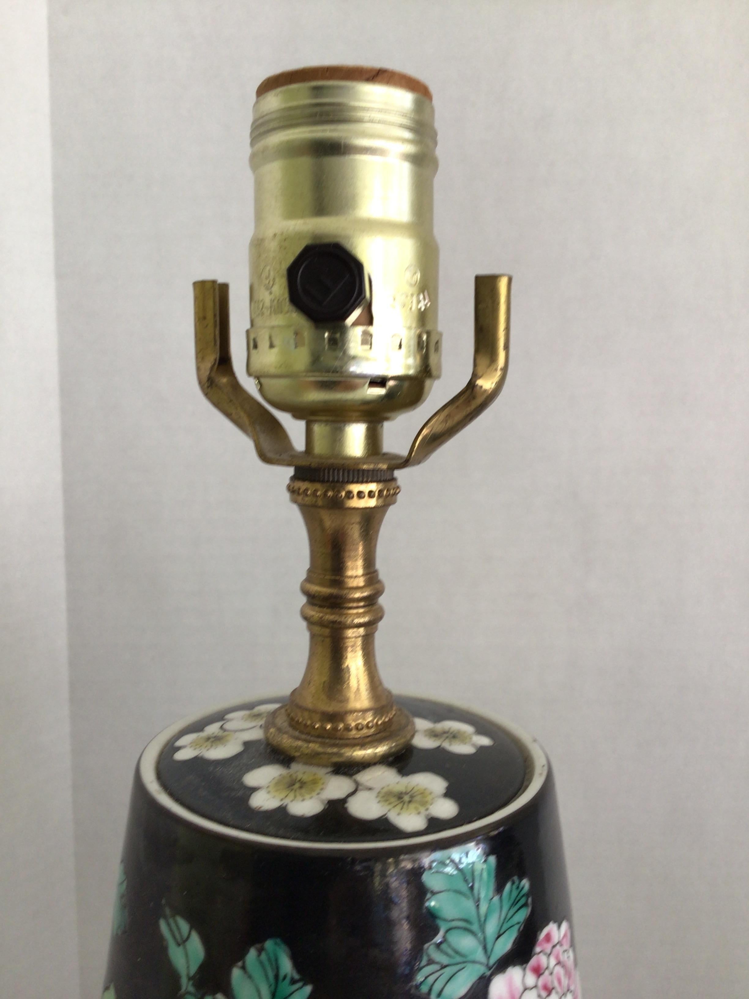 1960s Paire de lampes de table à vase en porcelaine sur base en bois sculpté en vente 2