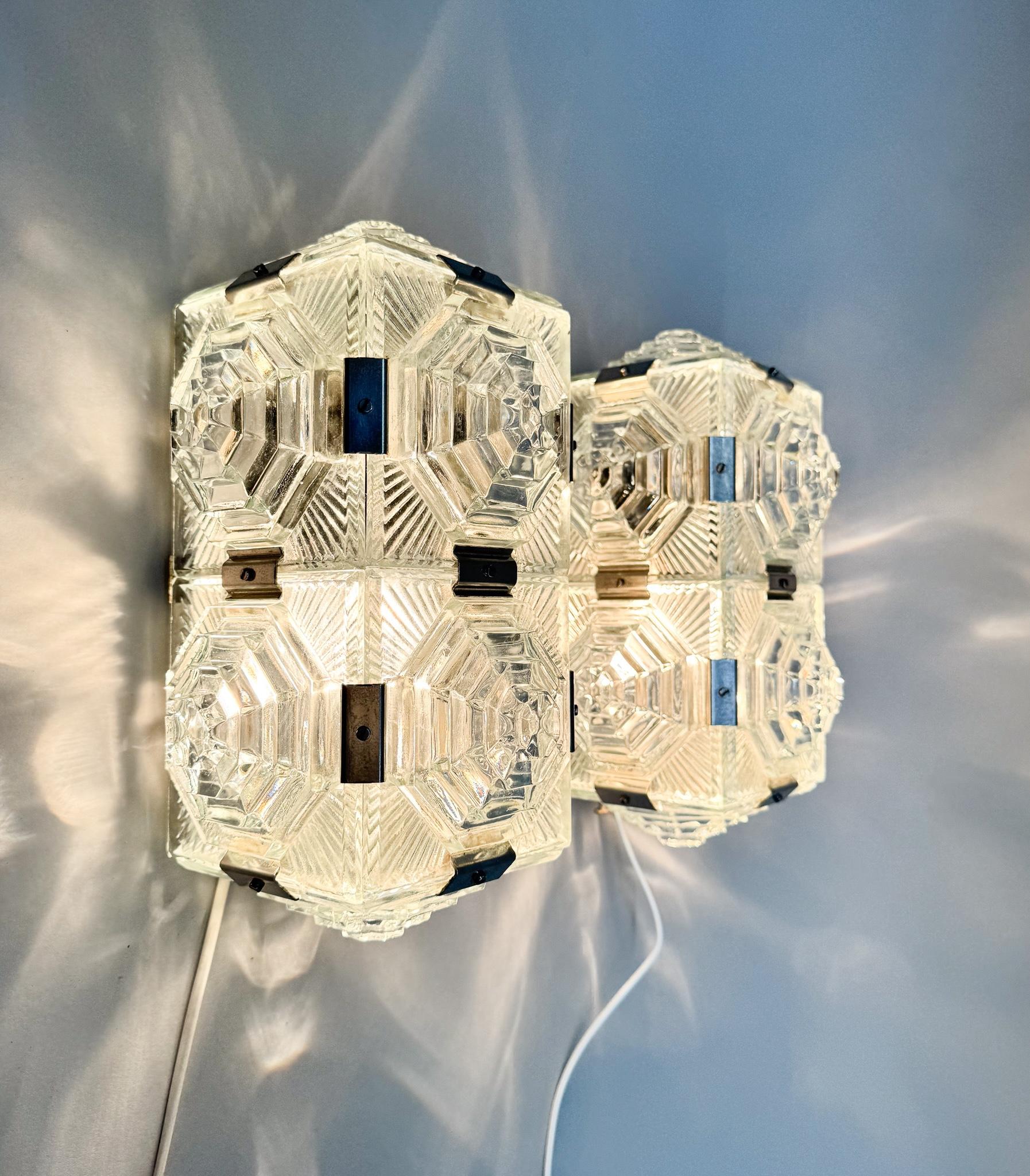 Paire de lampes murales en verre pressé des années 1960 par Kamenicky Senov, Tchécoslovaquie en vente 4