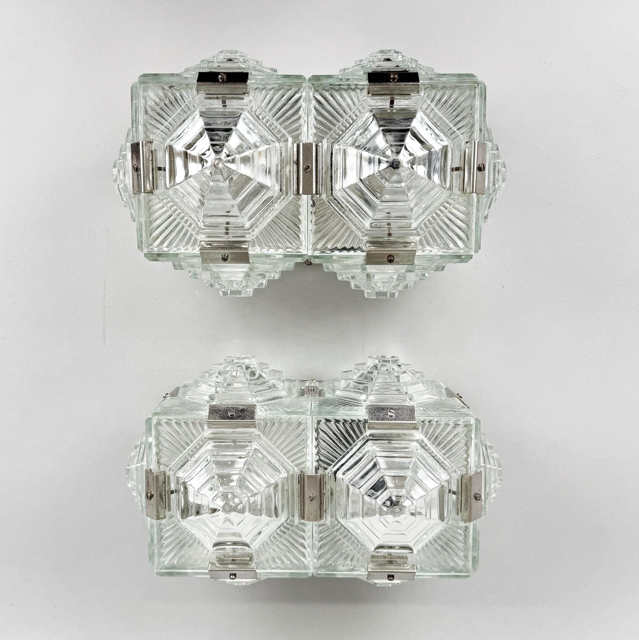 20ième siècle Paire de lampes murales en verre pressé des années 1960 par Kamenicky Senov, Tchécoslovaquie en vente