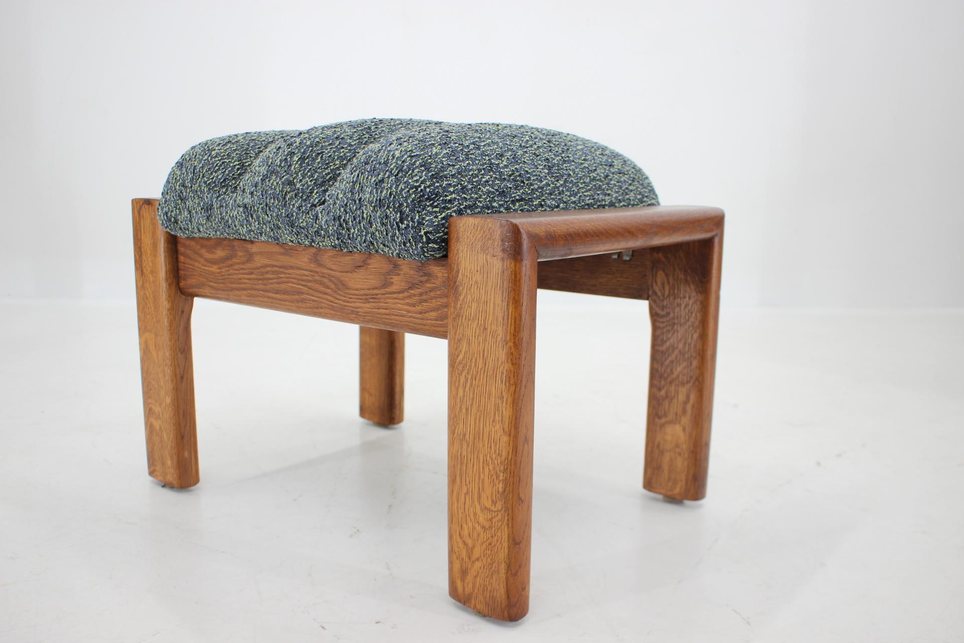 Tissu Paire de fauteuils rares avec tabourets en chêne des années 1960, Finlande en vente