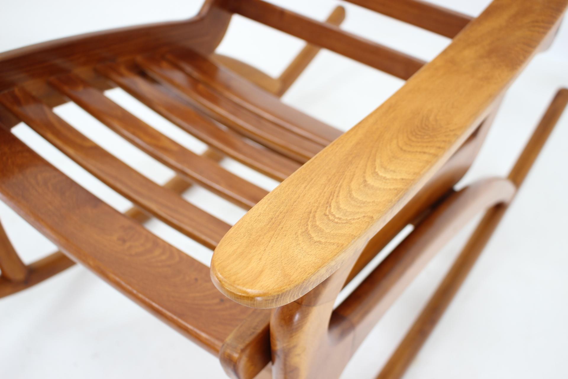 1960s Pair of Rare Beech Rocking Chairs by Uluv, Czechoslovakia For Sale 4
