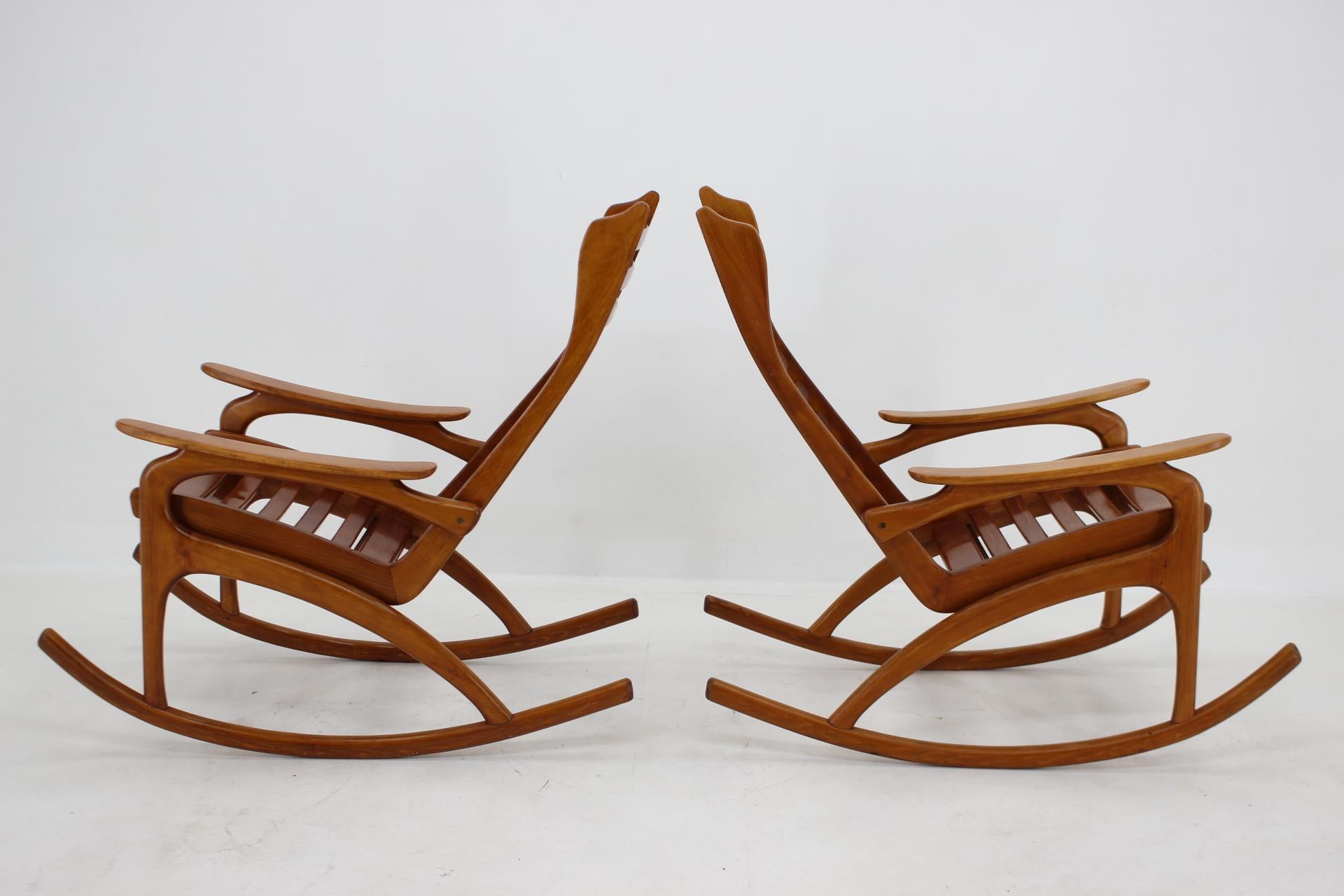 1960s Pair of Rare Beech Rocking Chairs by Uluv, Czechoslovakia In Good Condition For Sale In Praha, CZ