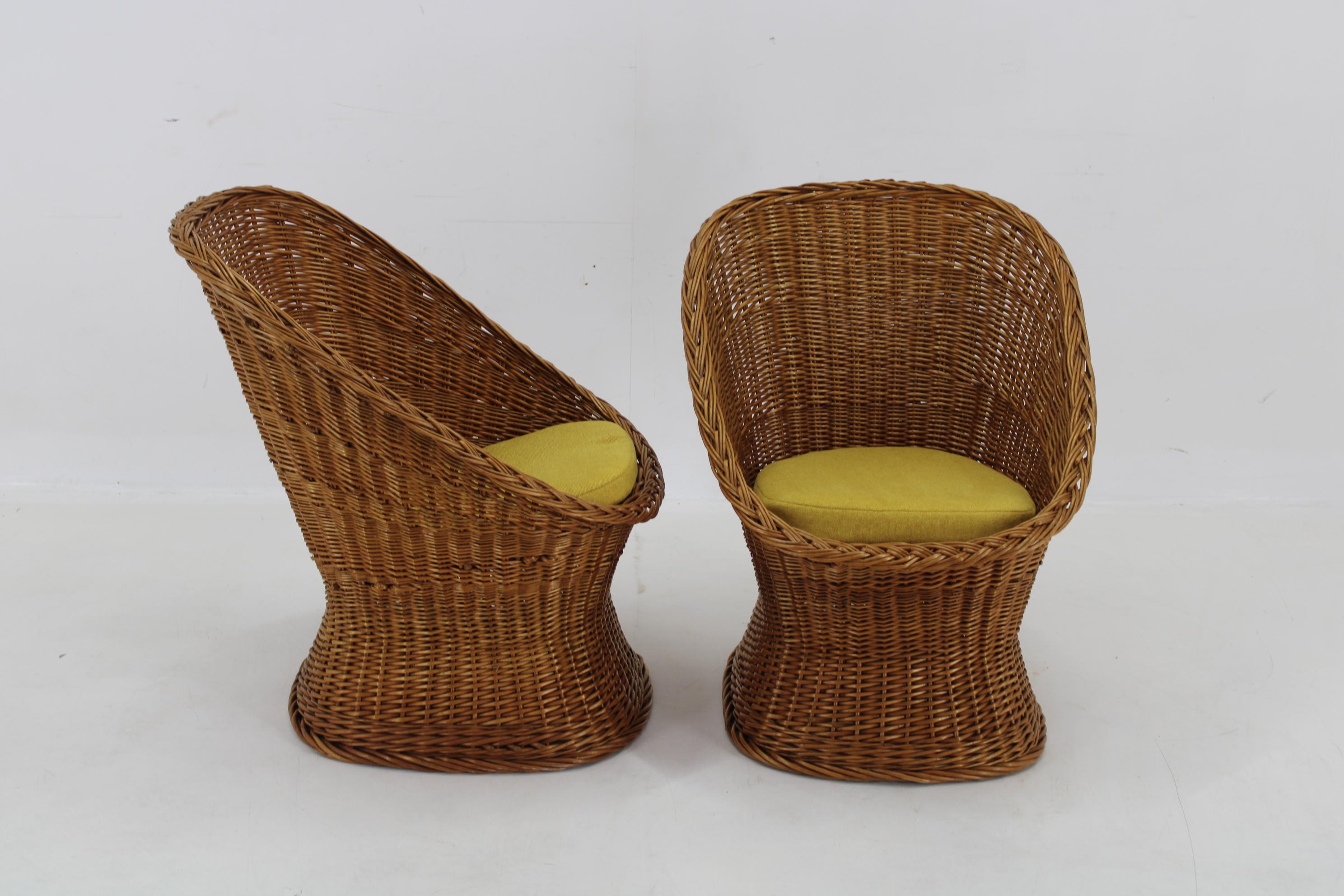 - Coussin en tissu nouvellement rembourré 
- Bon état d'origine avec des signes mineurs d'utilisation  
- Dimension de la deuxième chaise : 76 x (43) x 65 x 75