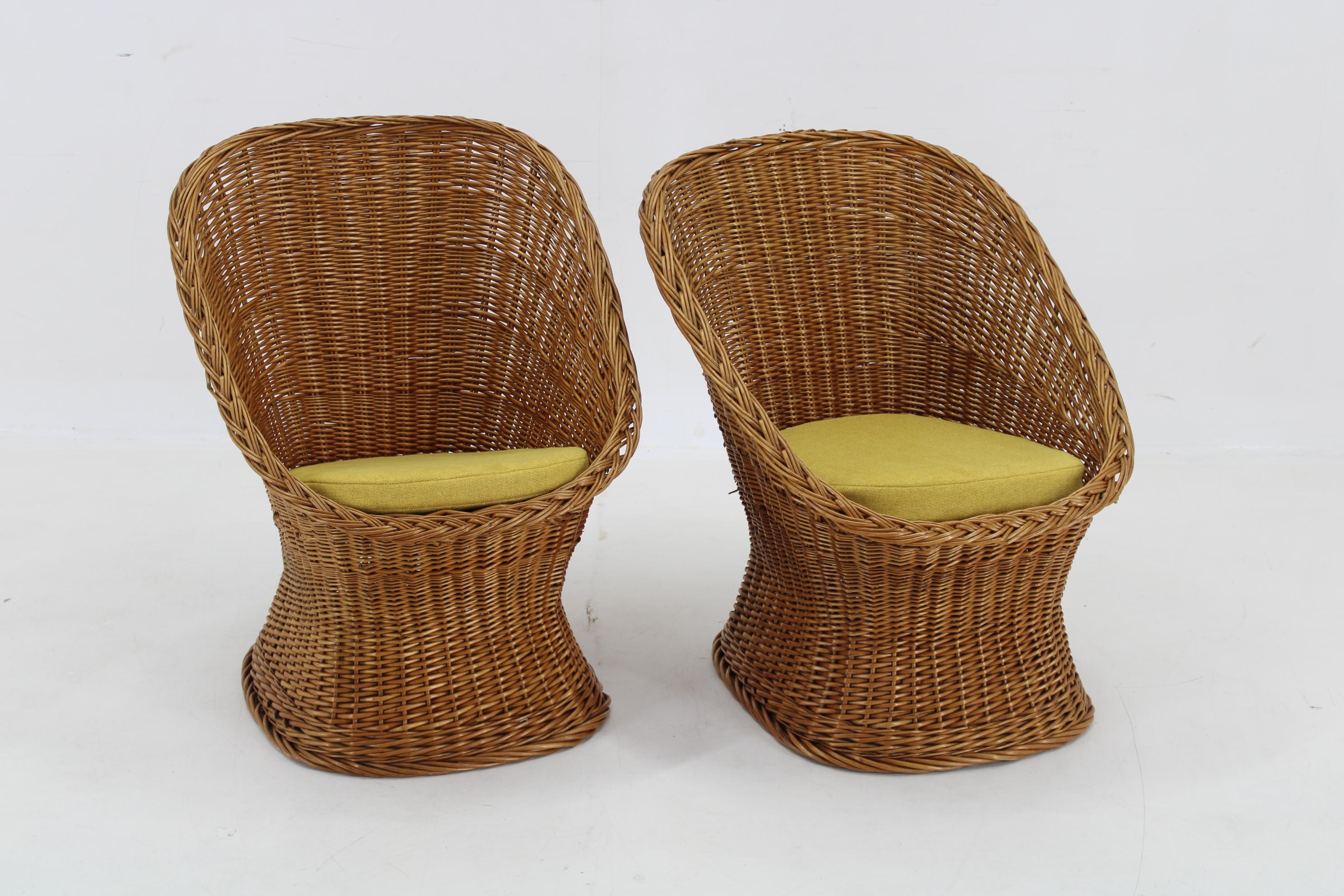 Tissu Paire de chaises longues en rotin des années 1960, Italie en vente