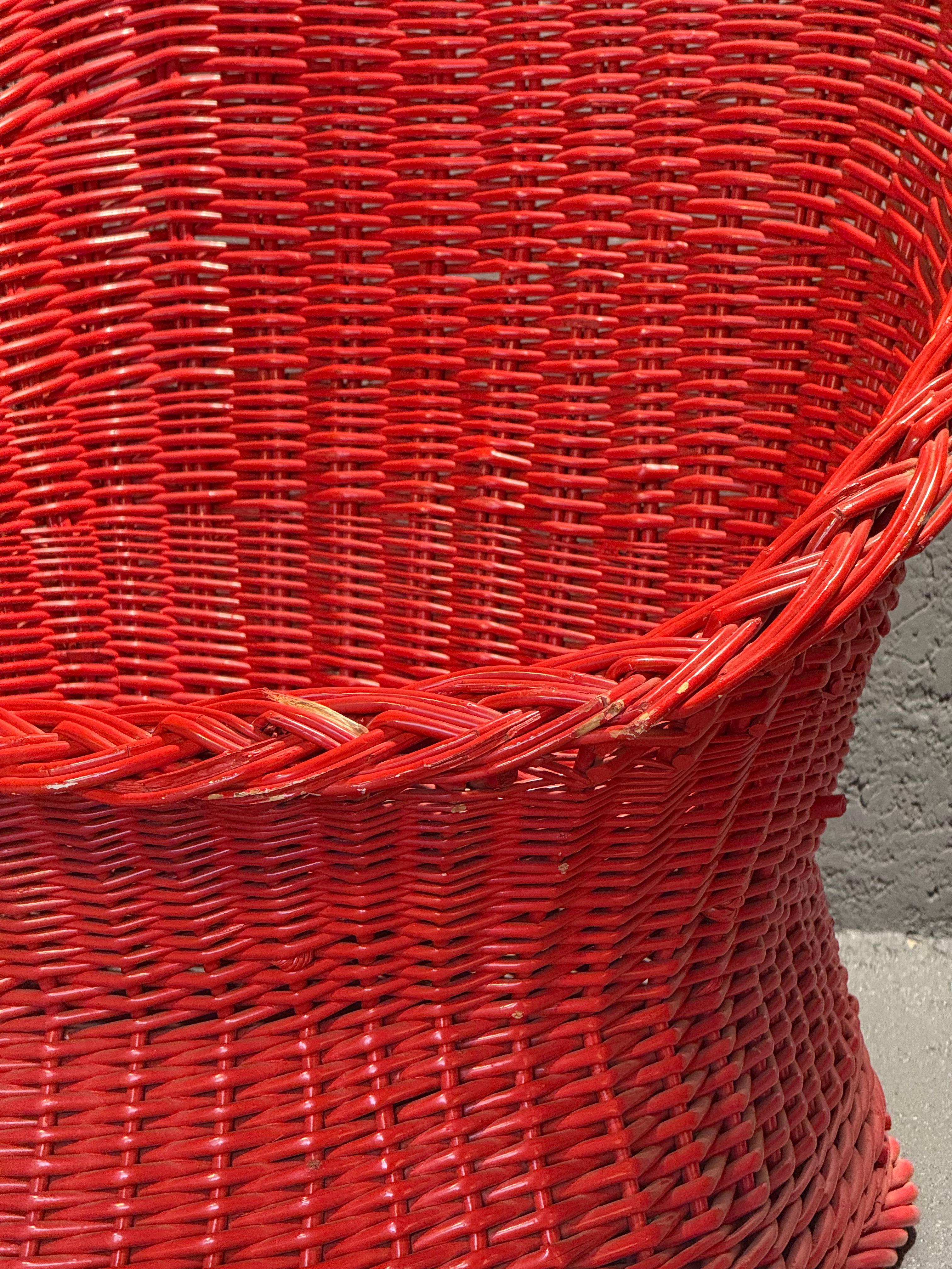1960er Jahre Paar  rote Rattan Lounge Stühle , Italien (Mitte des 20. Jahrhunderts) im Angebot