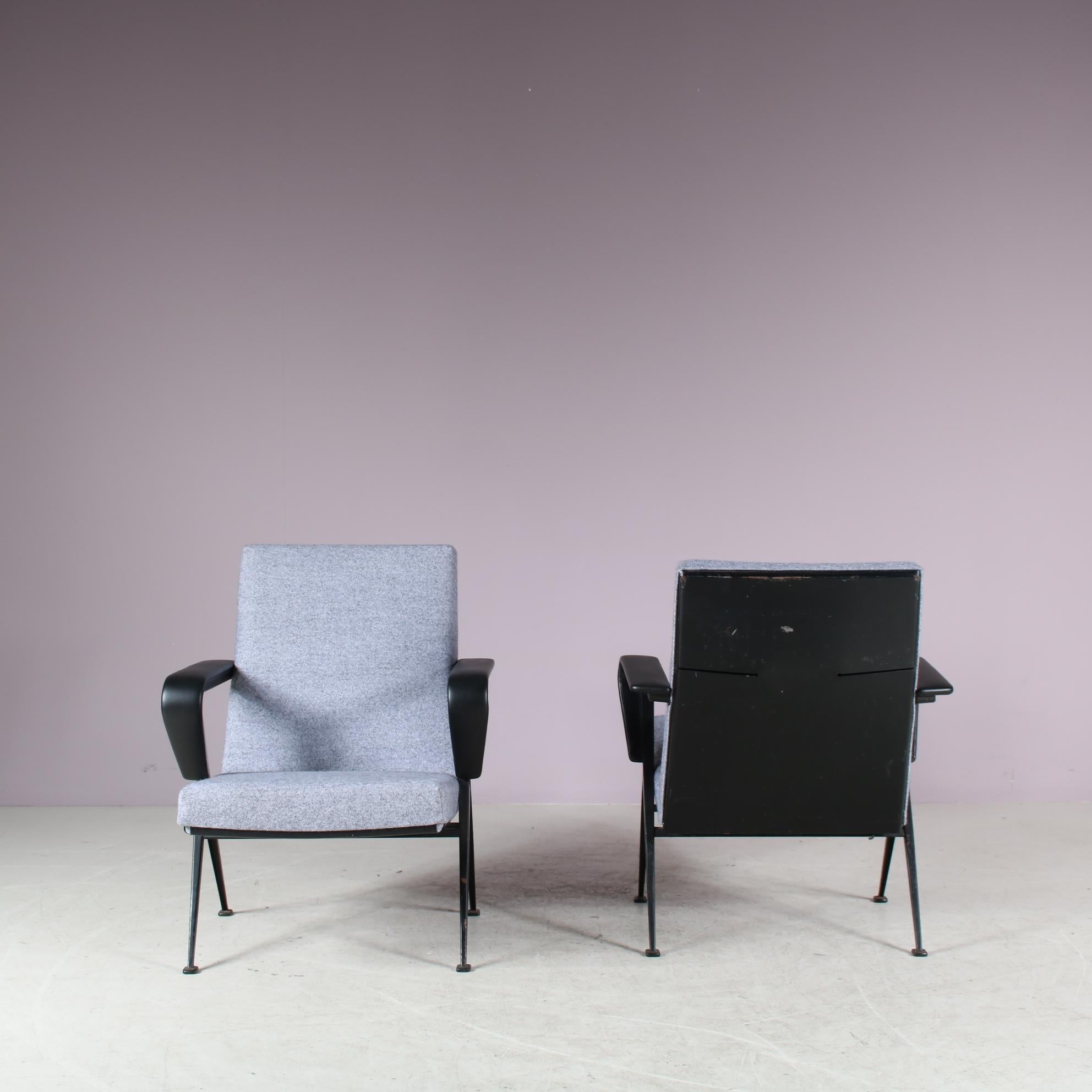 1960s Pair of “Repose” Chairs by Friso Kramer for Ahrend de Cirkel, Netherlands For Sale 4
