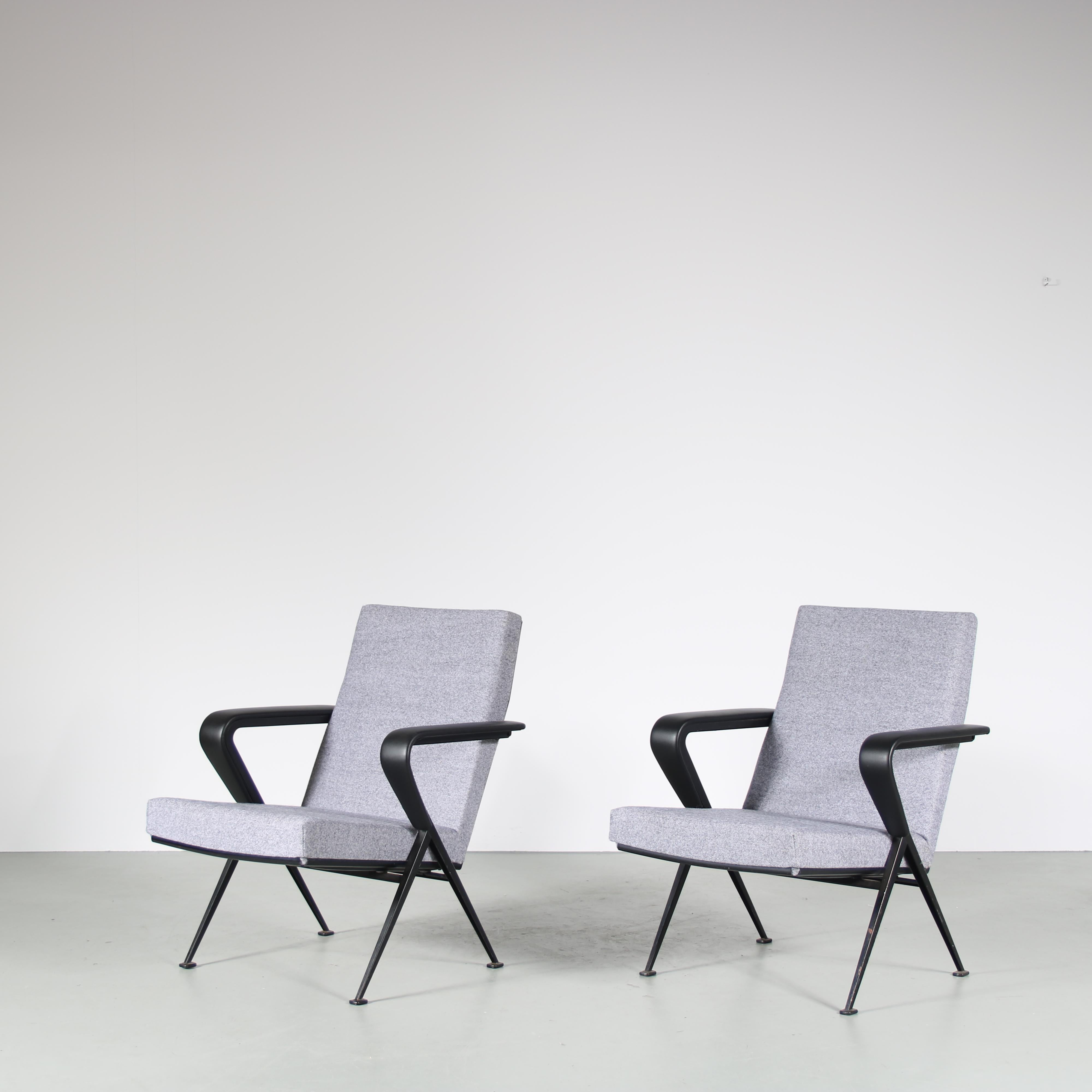 European 1960s Pair of “Repose” Chairs by Friso Kramer for Ahrend de Cirkel, Netherlands For Sale