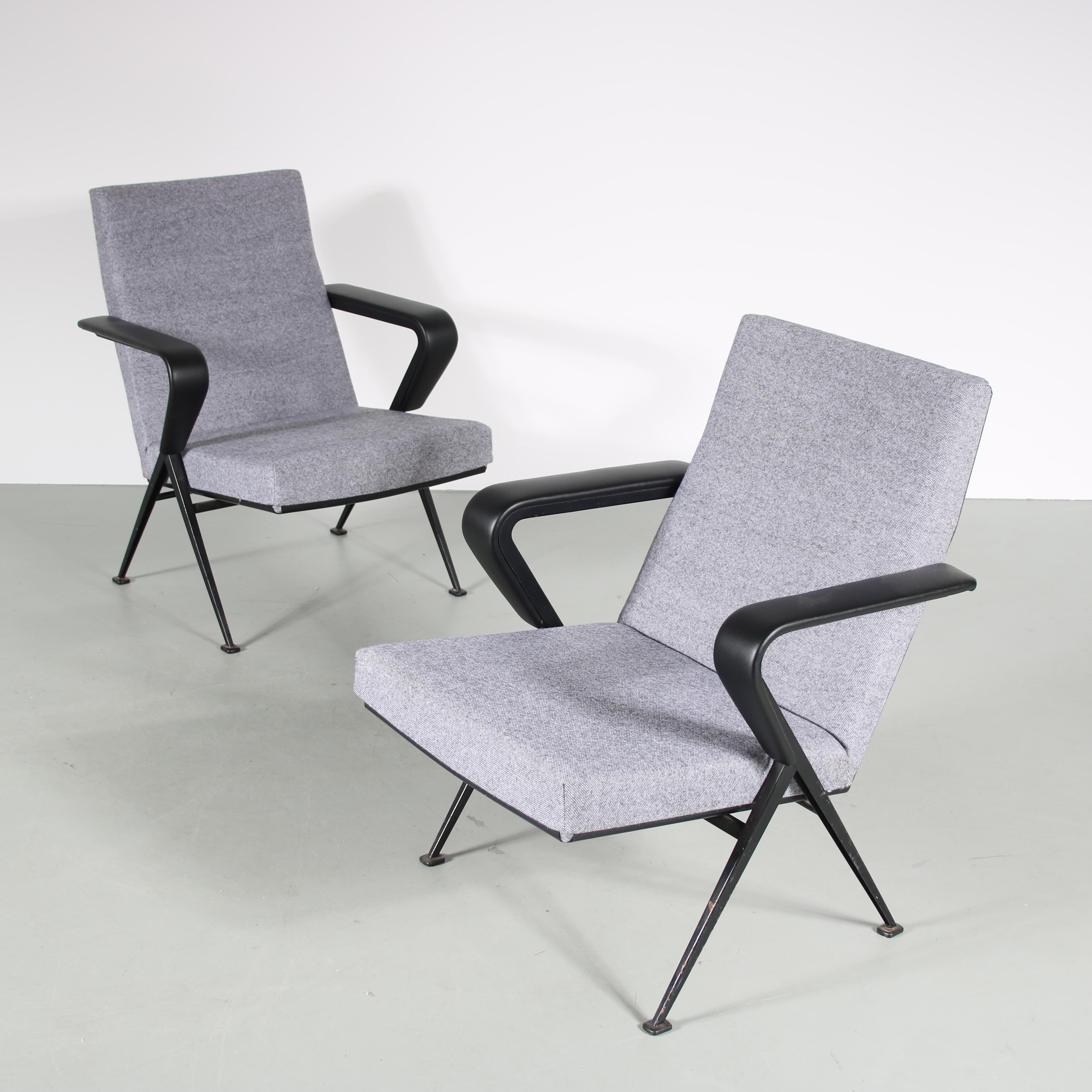 1960s Pair of “Repose” Chairs by Friso Kramer for Ahrend de Cirkel, Netherlands In Good Condition For Sale In Amsterdam, NL
