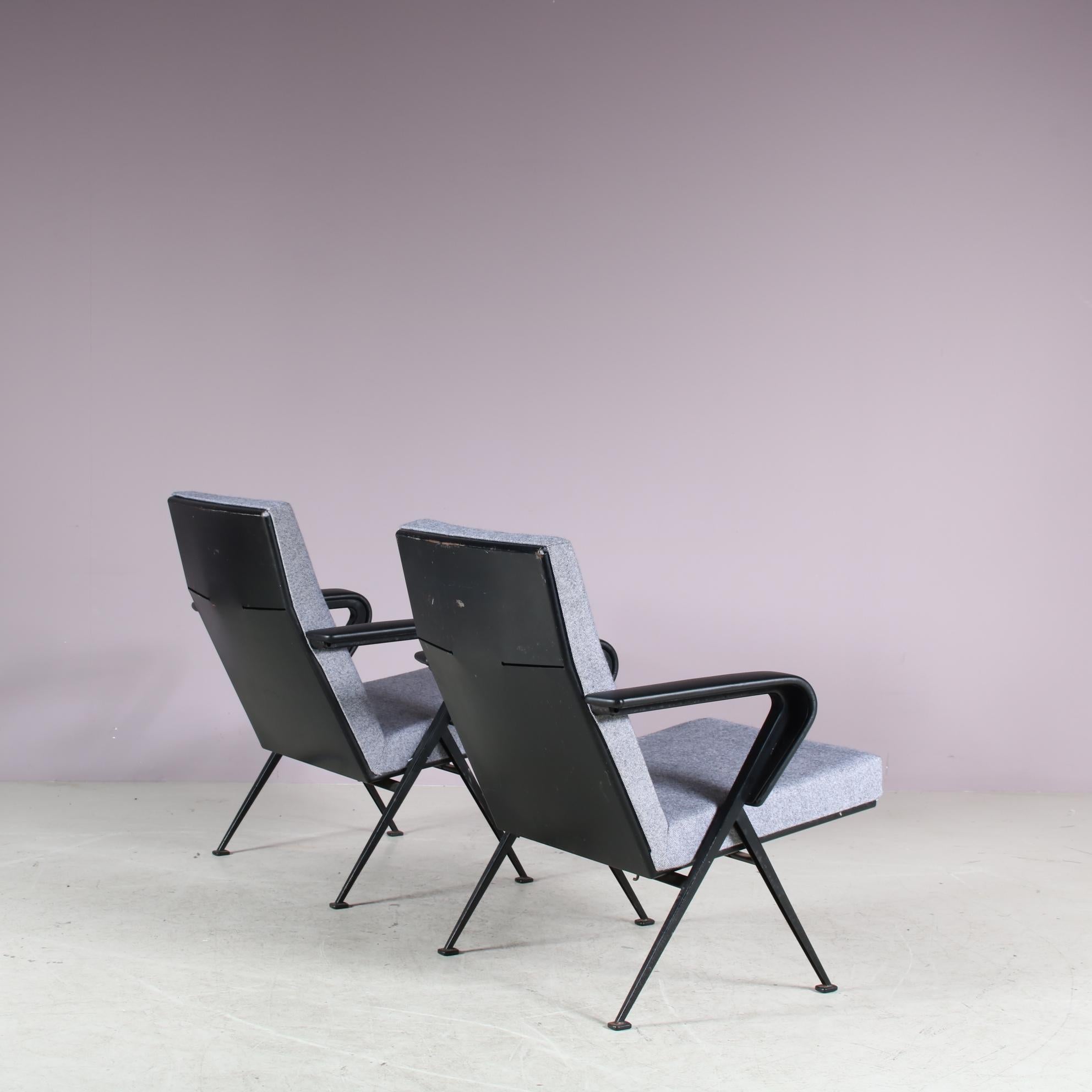 Dutch 1960s Pair of “Repose” Chairs by Friso Kramer for Ahrend de Cirkel, Netherlands For Sale