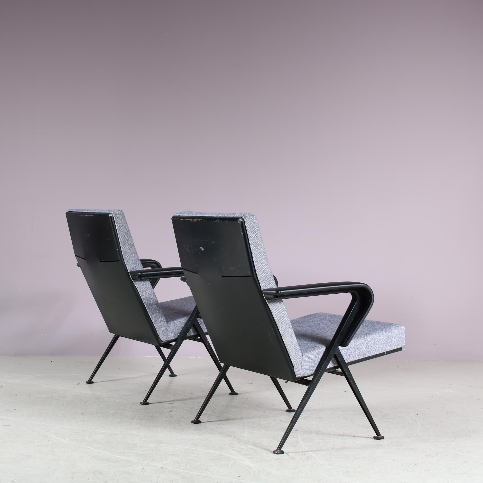 1960s Pair of “Repose” Chairs by Friso Kramer for Ahrend de Cirkel, Netherlands In Good Condition For Sale In Amsterdam, NL