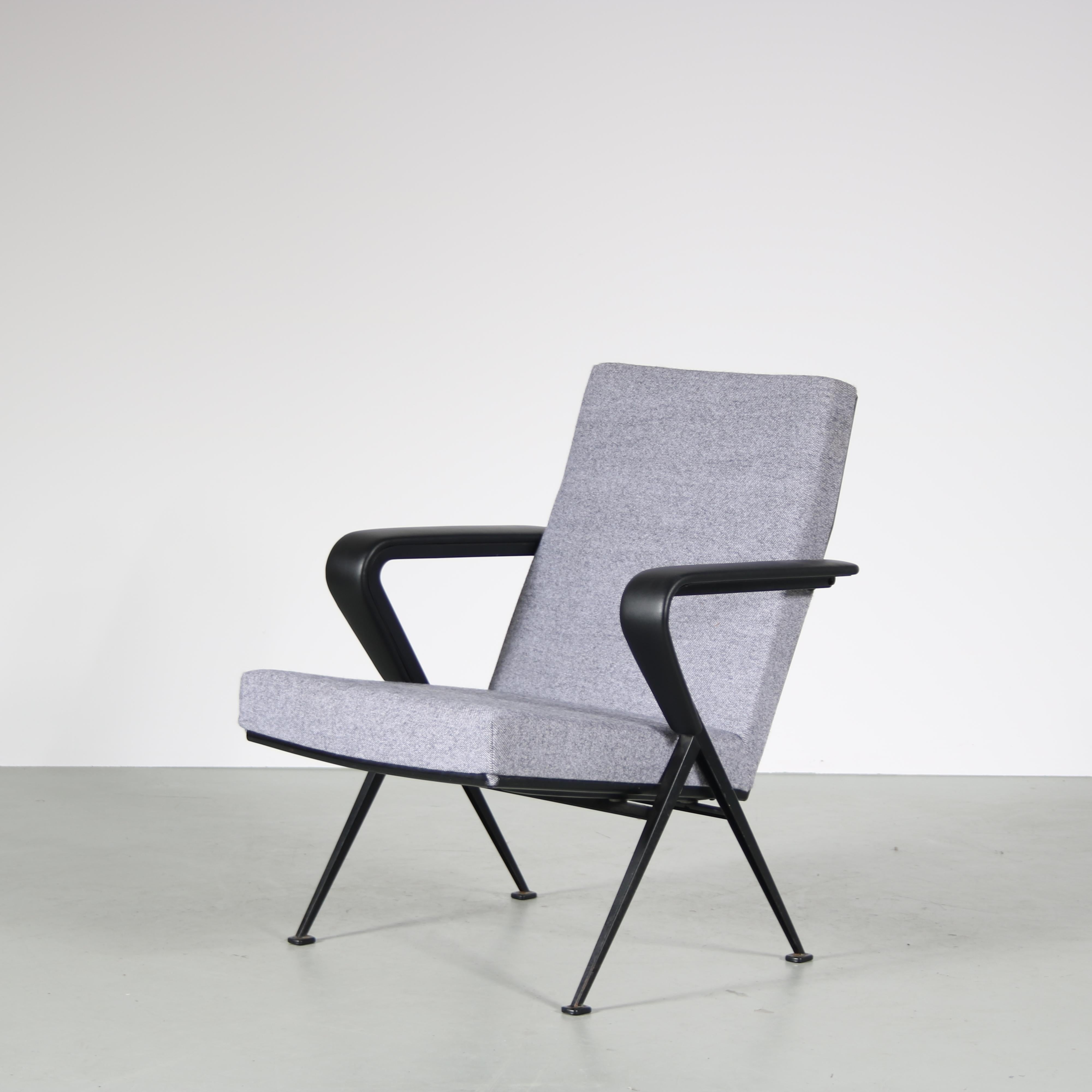 1960s Pair of “Repose” Chairs by Friso Kramer for Ahrend de Cirkel, Netherlands For Sale 1