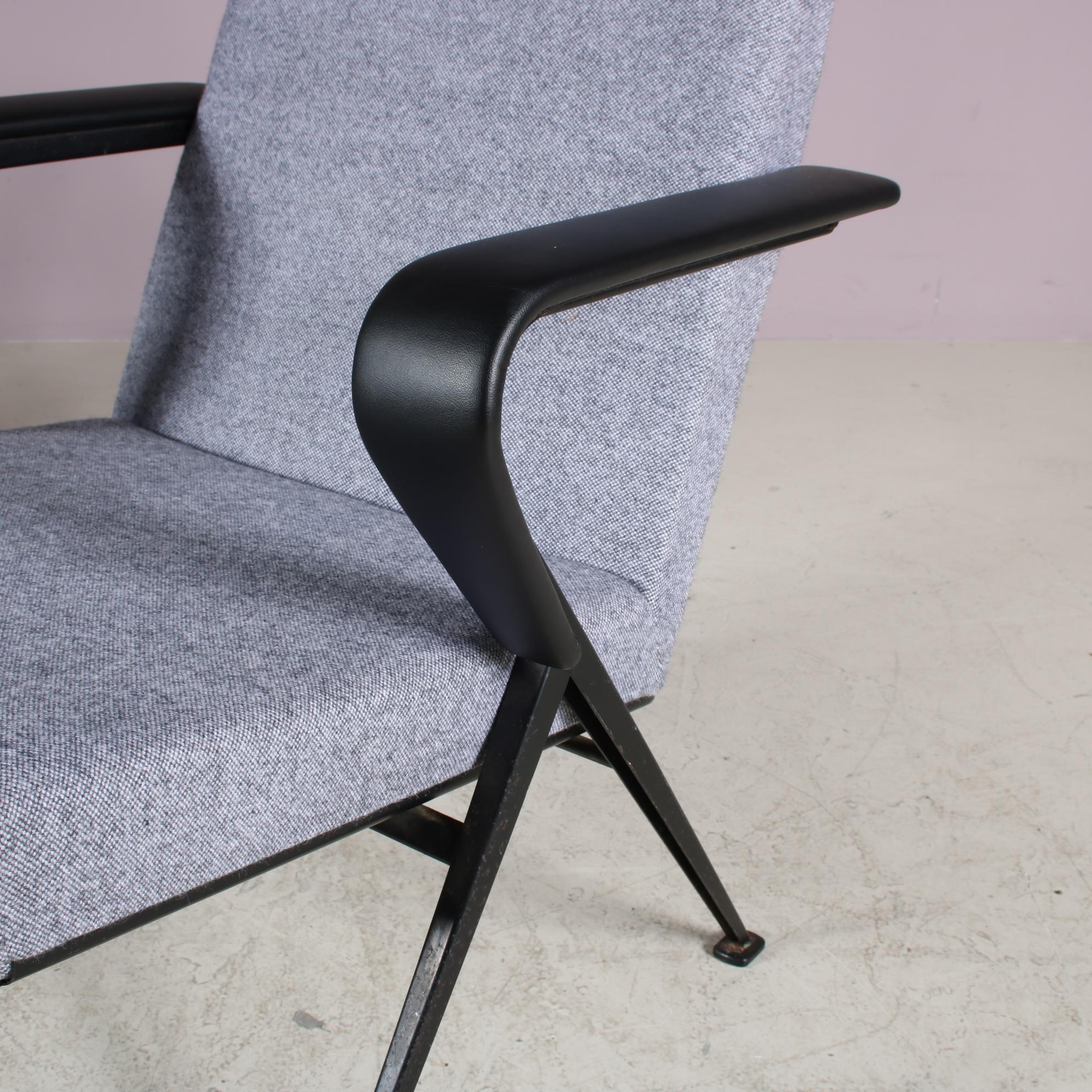 Metal 1960s Pair of “Repose” Chairs by Friso Kramer for Ahrend de Cirkel, Netherlands For Sale