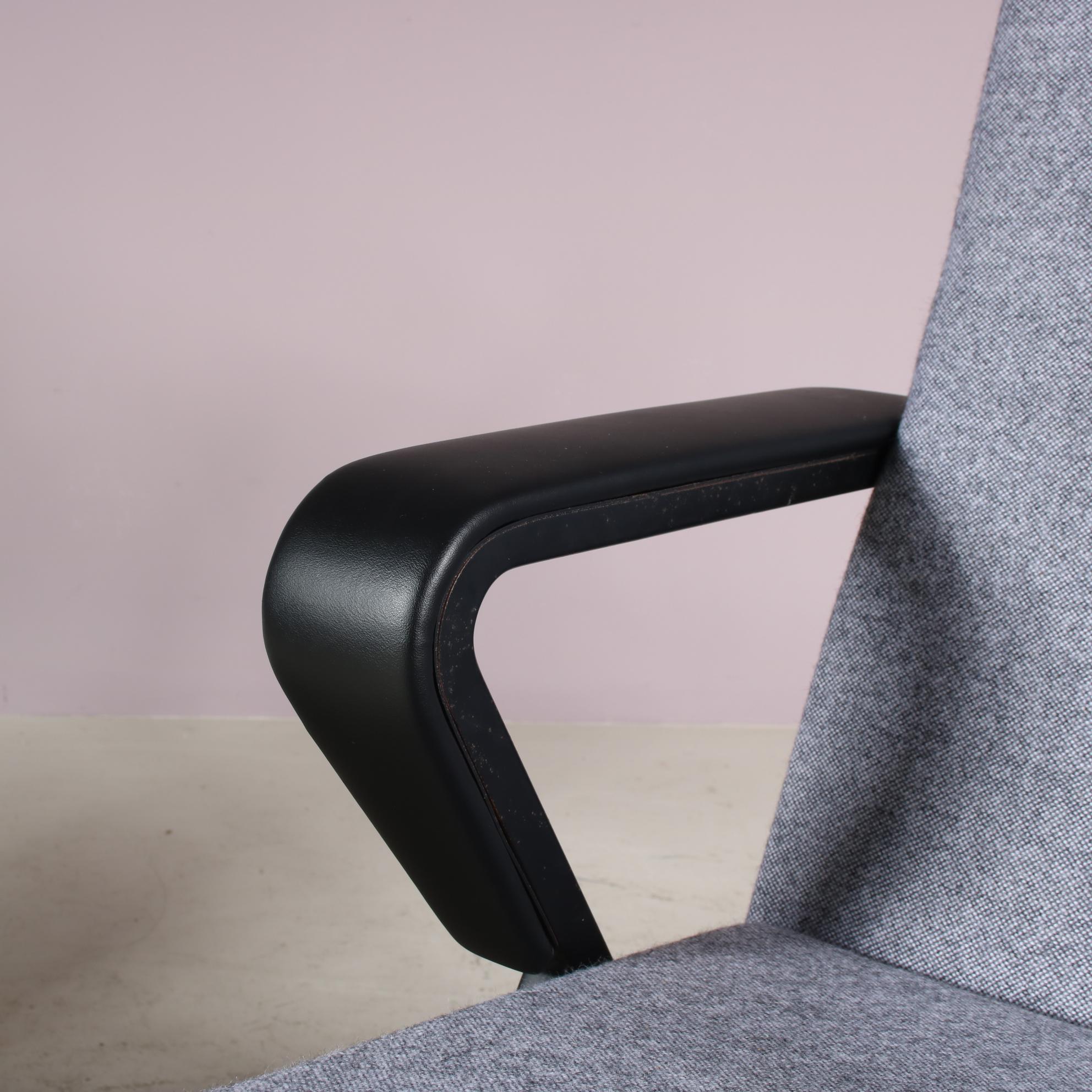 1960s Pair of “Repose” Chairs by Friso Kramer for Ahrend de Cirkel, Netherlands For Sale 1
