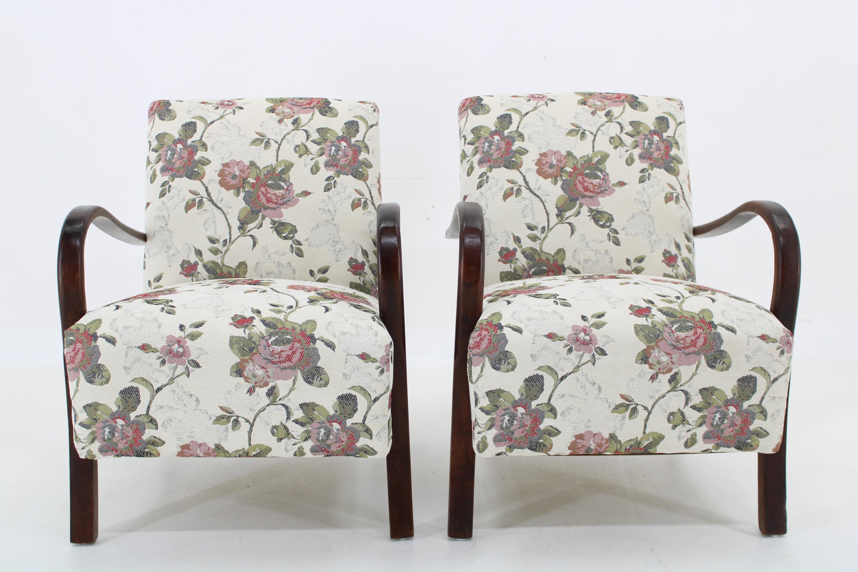 1960s Pair of Restored Armchairs, Czechoslovakia  In Good Condition For Sale In Praha, CZ