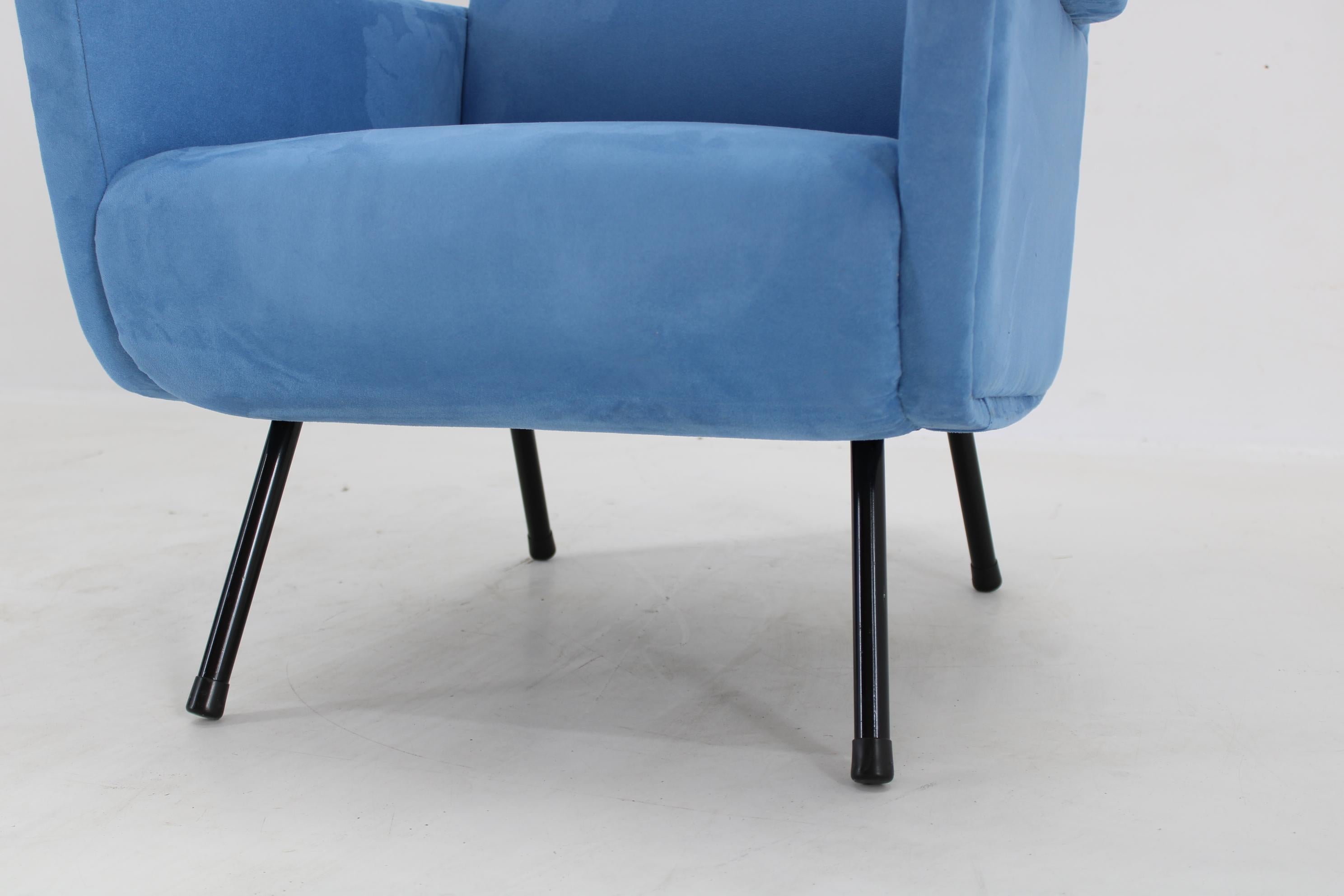 1960s Pair of Restored Italian Armchairs For Sale 2