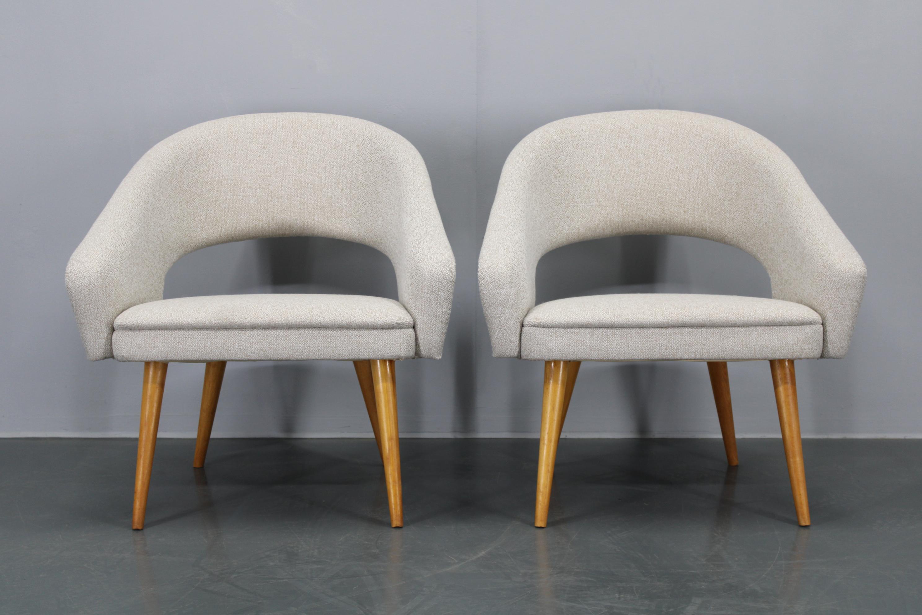- Carefully refurbished 
- newly upholstered 
- heigh of seat 41 cm