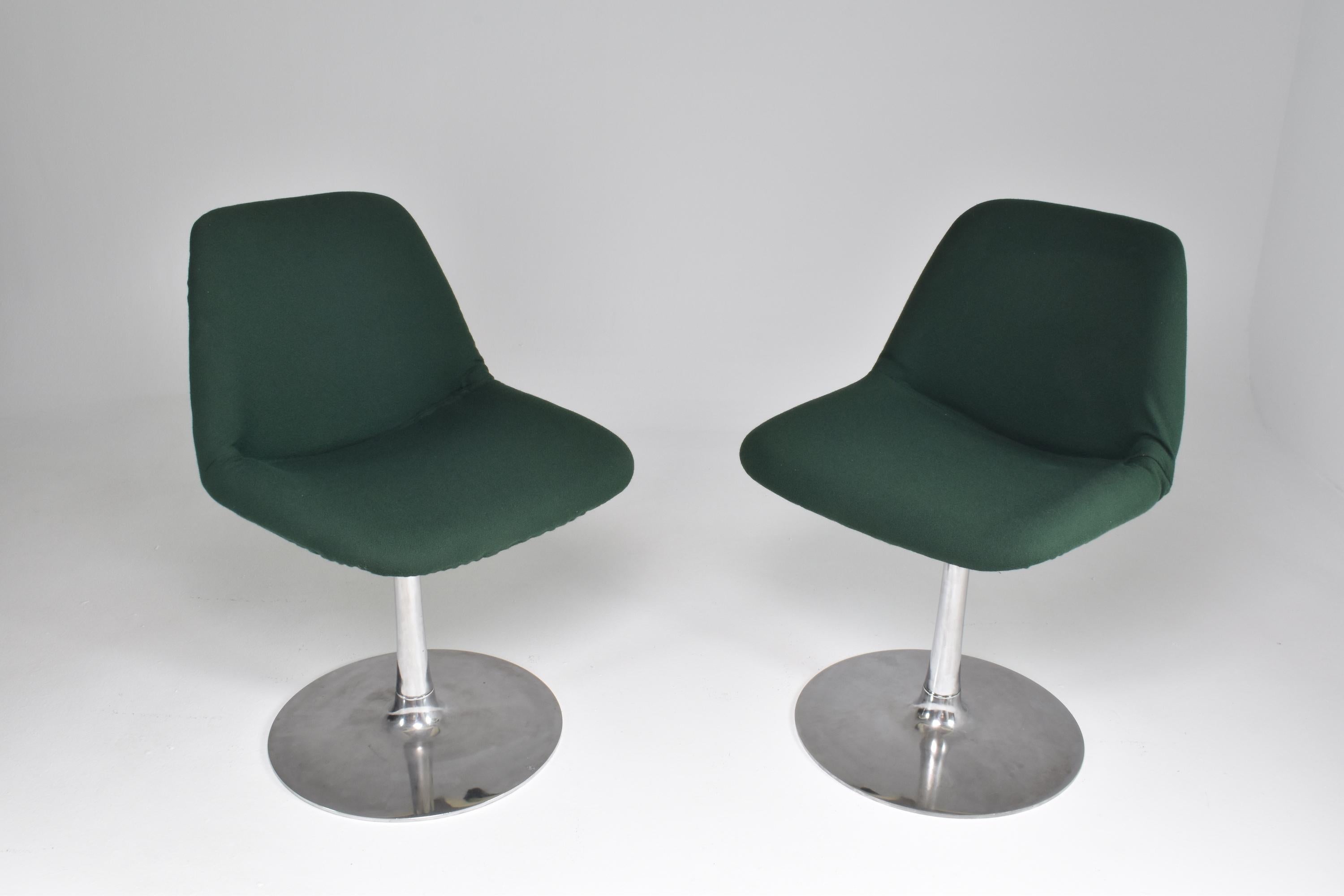 A super stylish pair of 20th-century vintage chairs in expertly restored condition by the notable English designer Robin Day in the 1970s. 
This model is designed with a single leg crafted out of aluminum and the seating is molded from resin and