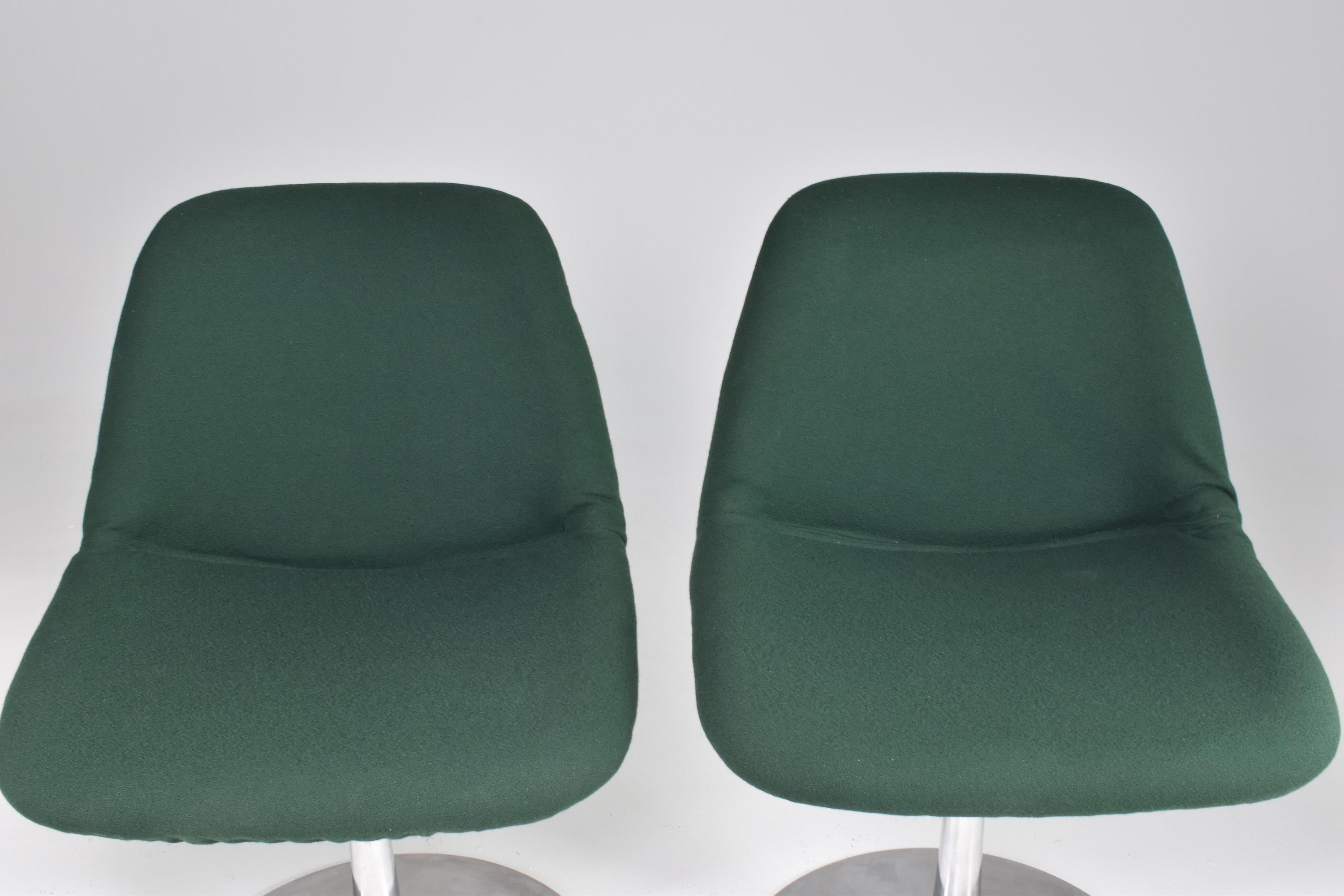 1960's Pair of Robin Day Rotating Chairs In Good Condition For Sale In Paris, FR