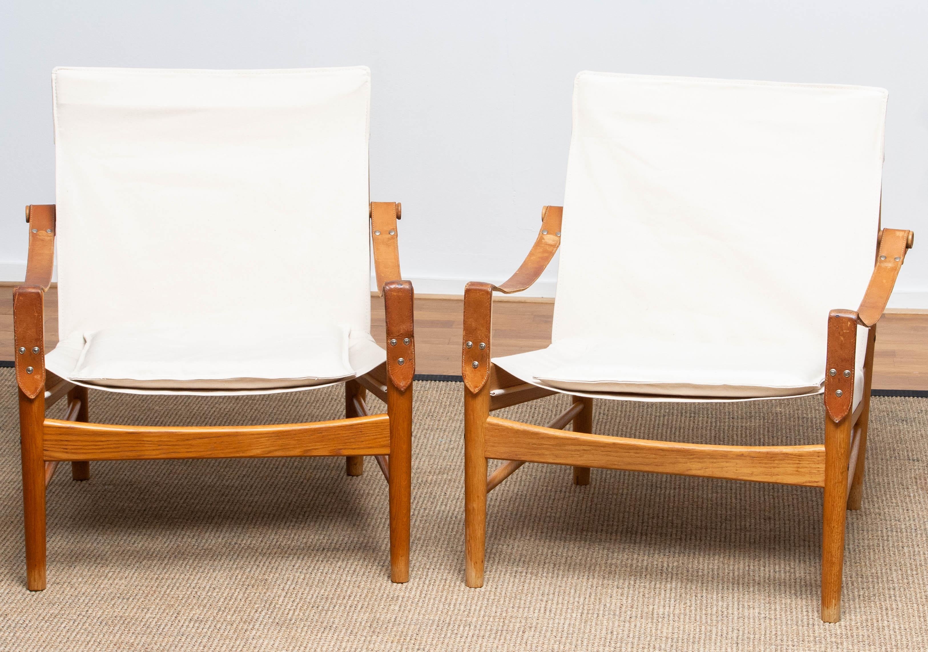 Beautiful pair of safari chairs designed by Hans Olsen for Viska Möbler in Kinna, Sweden.
These chairs are made of oak with a new canvas upholstery.
They are in a wonderful condition and marked.
Period: 1960s.
Dimensions: H 81 cm, W 73 cm, D 70