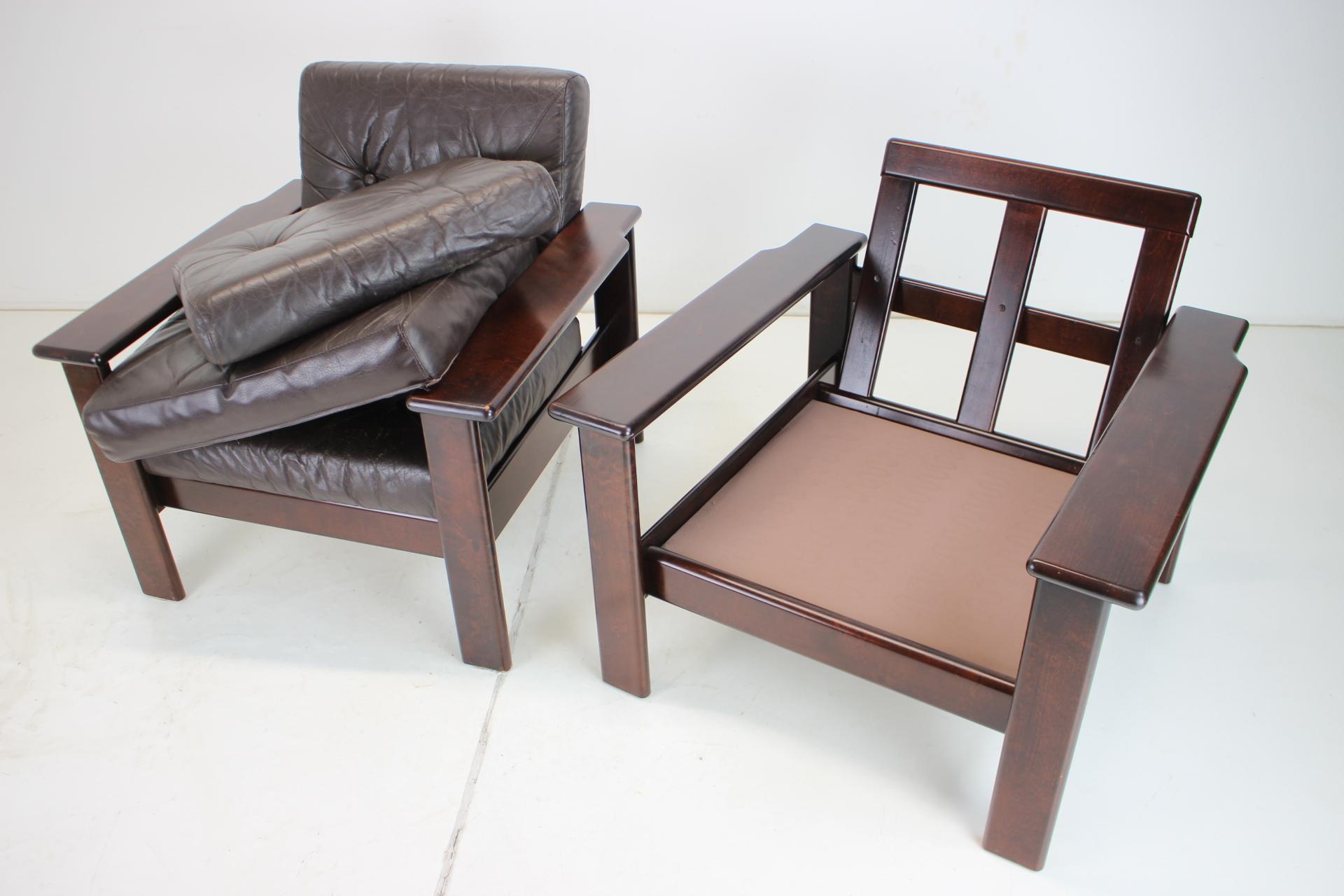 1960s Pair of Scandinavian Leather Armchairs For Sale 5