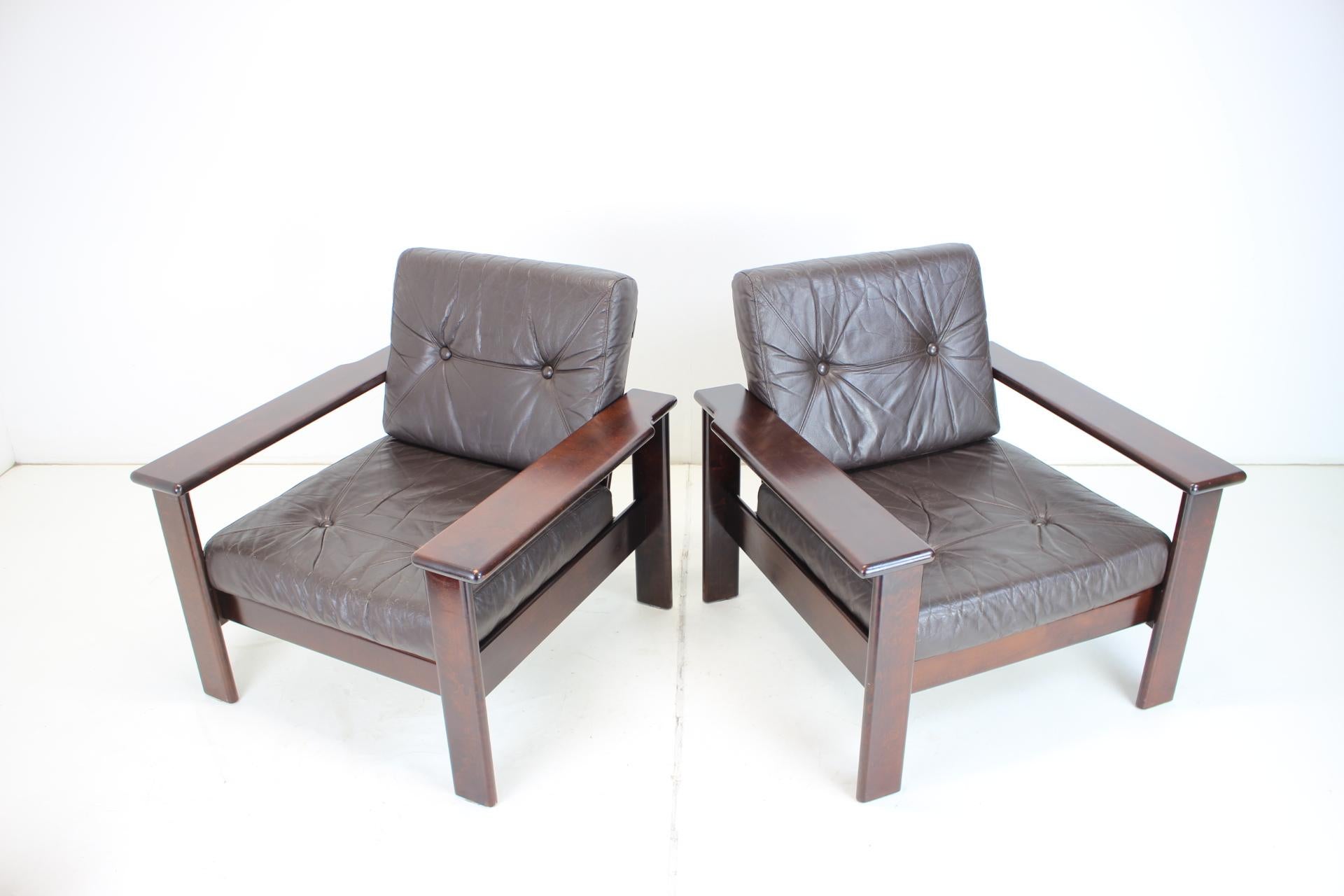 
- Made of wood, leather
- Good condition.
- Fabric suitable for exchange
- Armchairs bear signs of use