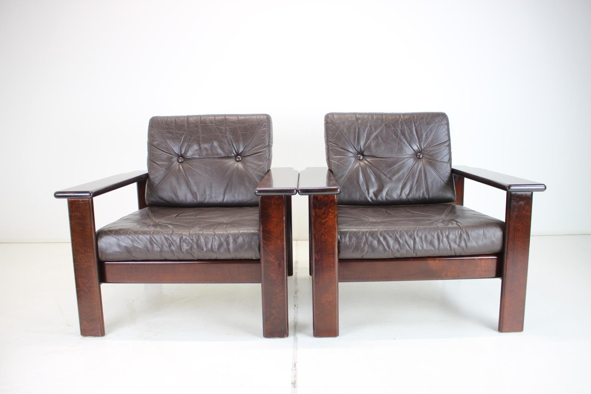 1960s Pair of Scandinavian Leather Armchairs In Good Condition For Sale In Praha, CZ