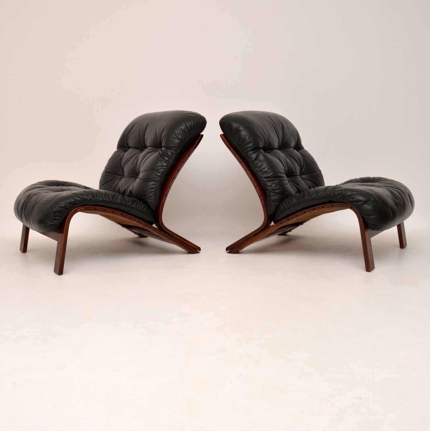 A beautiful and extremely comfortable pair of vintage lounge chairs in leather, these date from the 1960s. They were made in Norway by Rybo Rykken, they were designed by Oddvin Rykken, and they are stamped with the makers mark under the bases. These