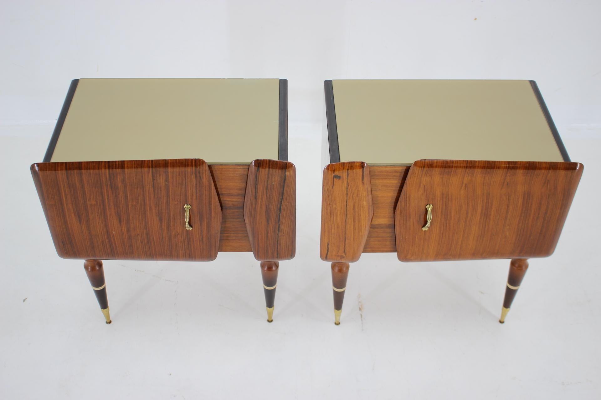 Mid-Century Modern 1960s Pair of Sculptural Wooden Bedside Tables, Italy For Sale
