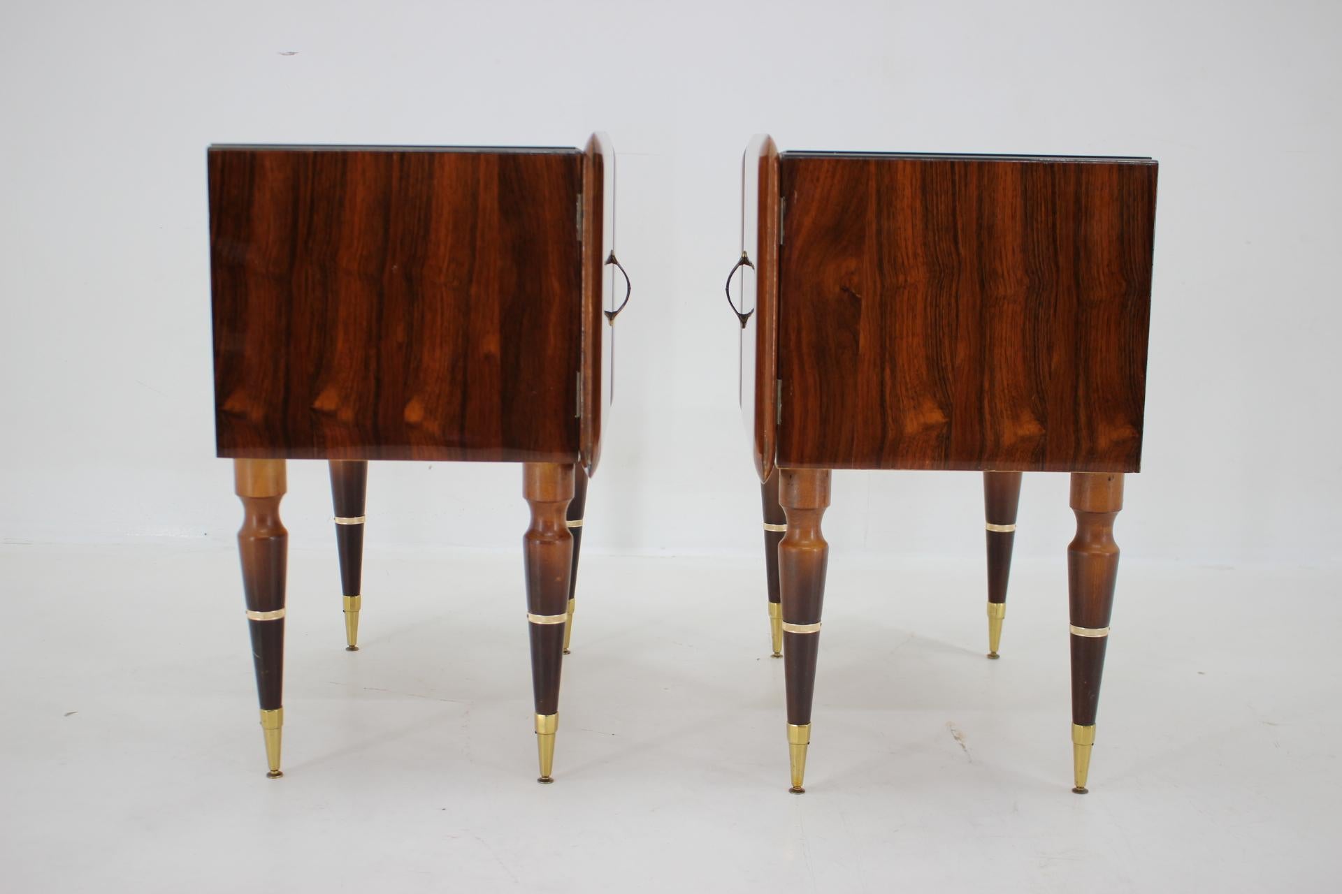 1960s Pair of Sculptural Wooden Bedside Tables, Italy In Good Condition For Sale In Praha, CZ