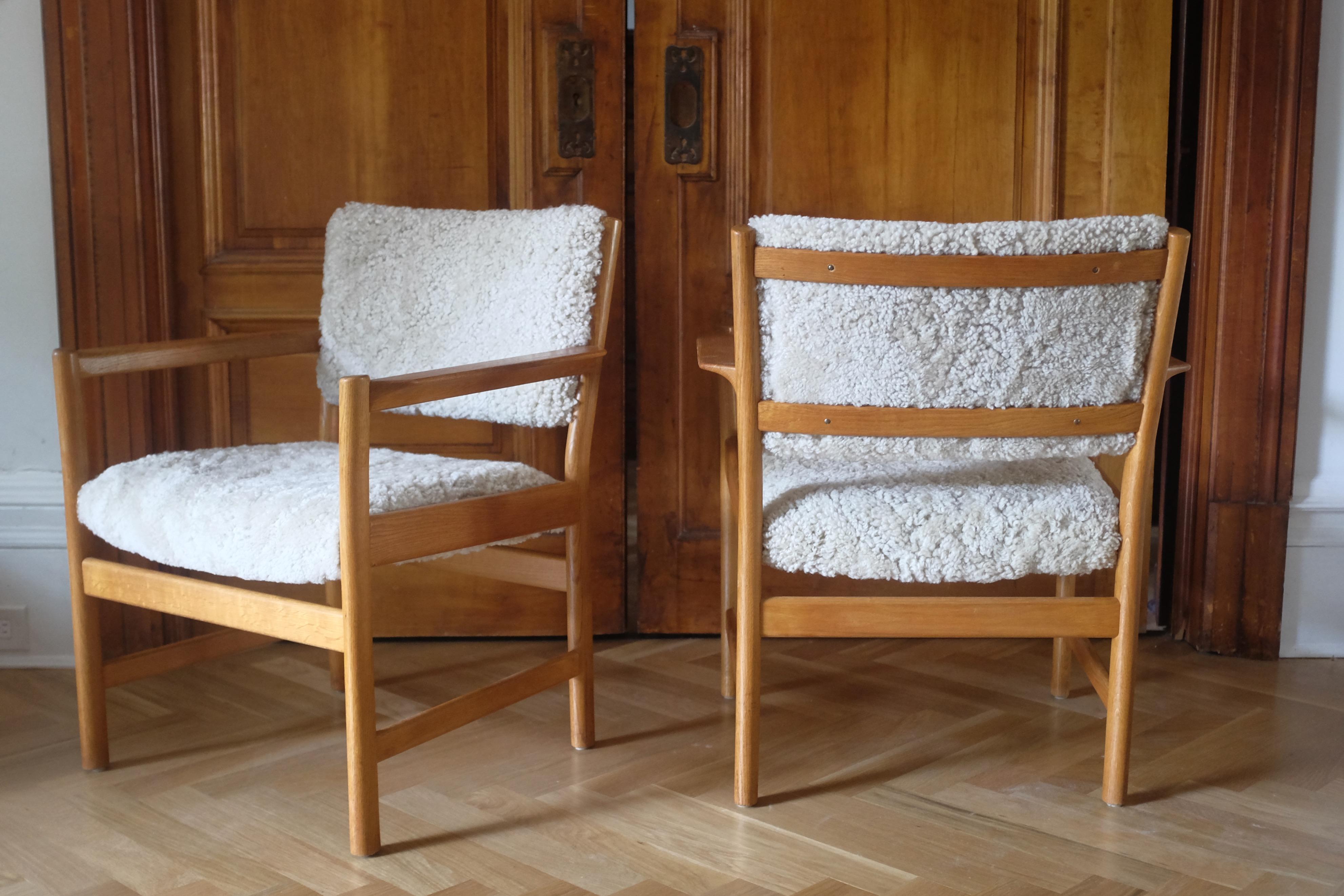 Wunderschönes Paar Sessel aus den 1960er Jahren von dem berühmten schwedischen Designer Alf Svensson für Bjästa Snickerifabrik. Sie sind beide aus Eichenholz gefertigt, in sehr gutem Zustand und neu mit Scandilock-Schafsfell gepolstert. 

Land: