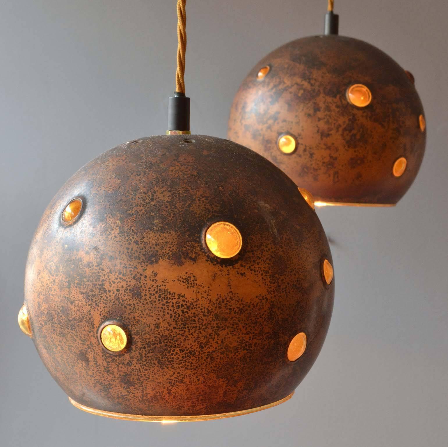 Each of these lamps is unique in its execution. Yellow glass creates bubbles by being blown into an oxidised copper spherical shell. The lamps can be adjusted to alternating heights. They are rewired with antique gold braided flex.
Designed by the