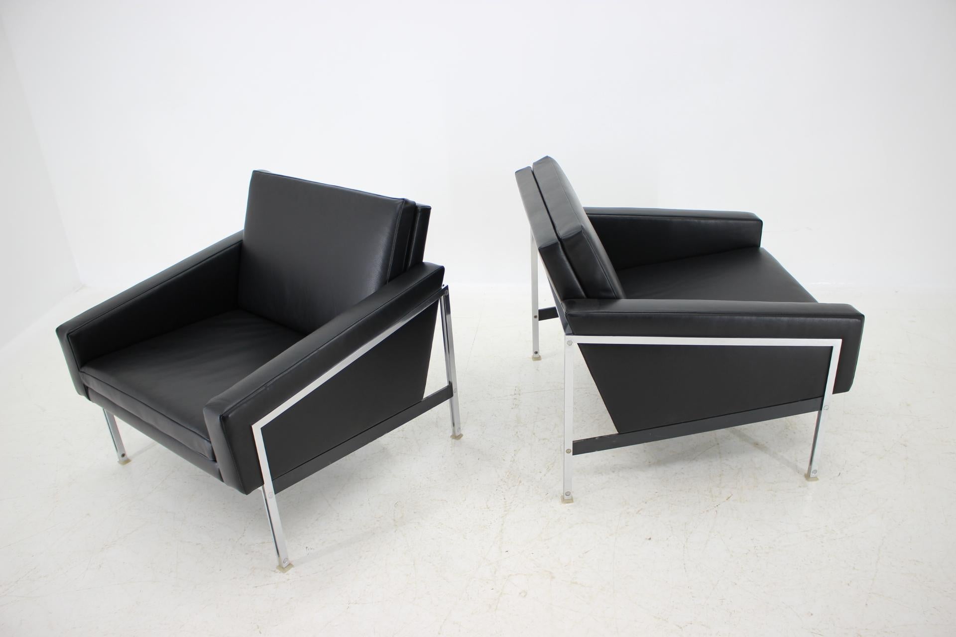 1960s Pair of Steel and Leather Armchairs by Lübke, Germany In Good Condition For Sale In Praha, CZ