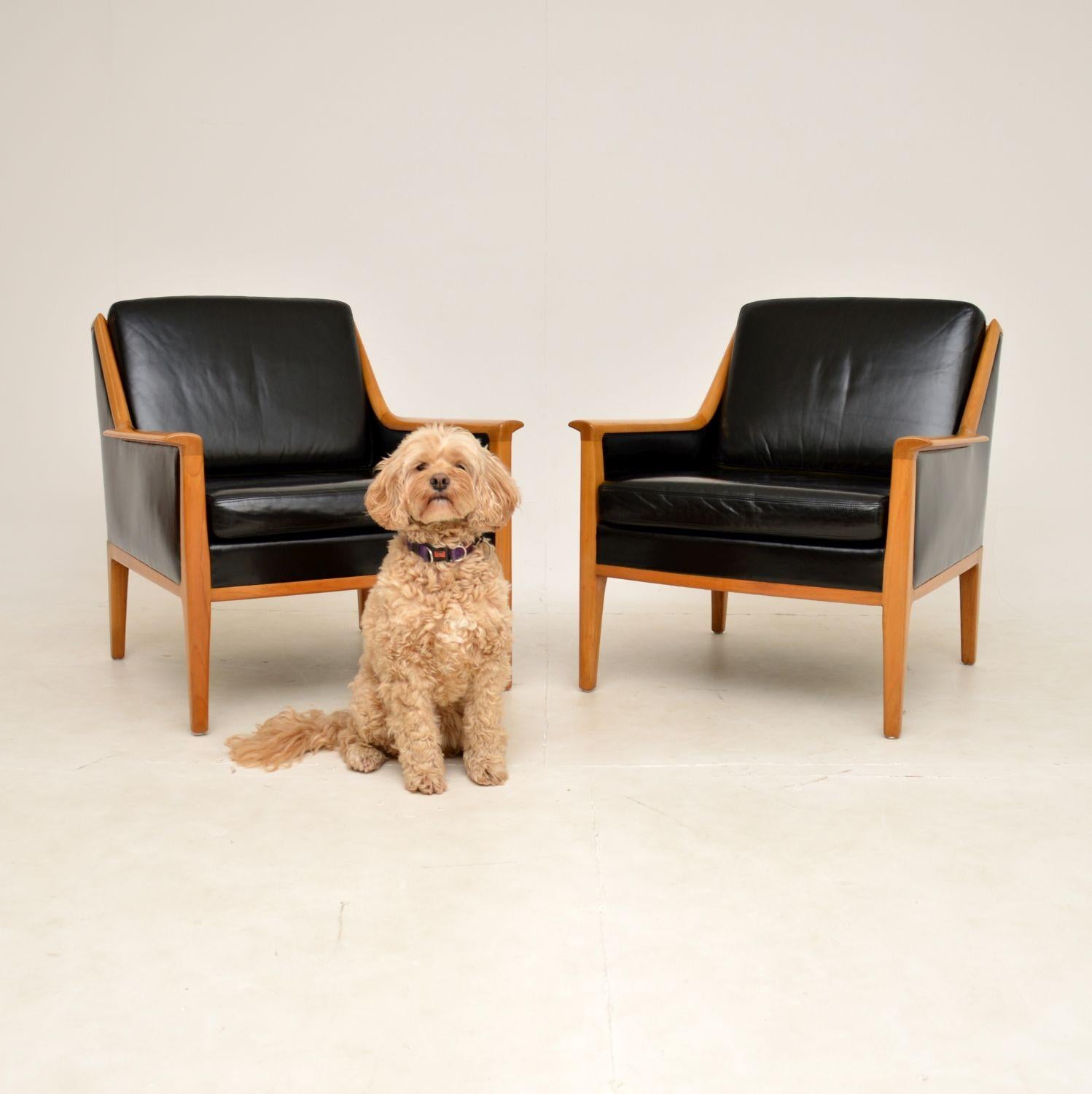 Ein wunderschönes Paar schwedischer Vintage-Sessel aus schwarzem Leder und Kirschholz. Sie wurden vor kurzem aus Schweden importiert, sie stammen aus den 1960er Jahren.

Die Qualität ist hervorragend, die Rahmen aus massivem Kirschholz haben ein
