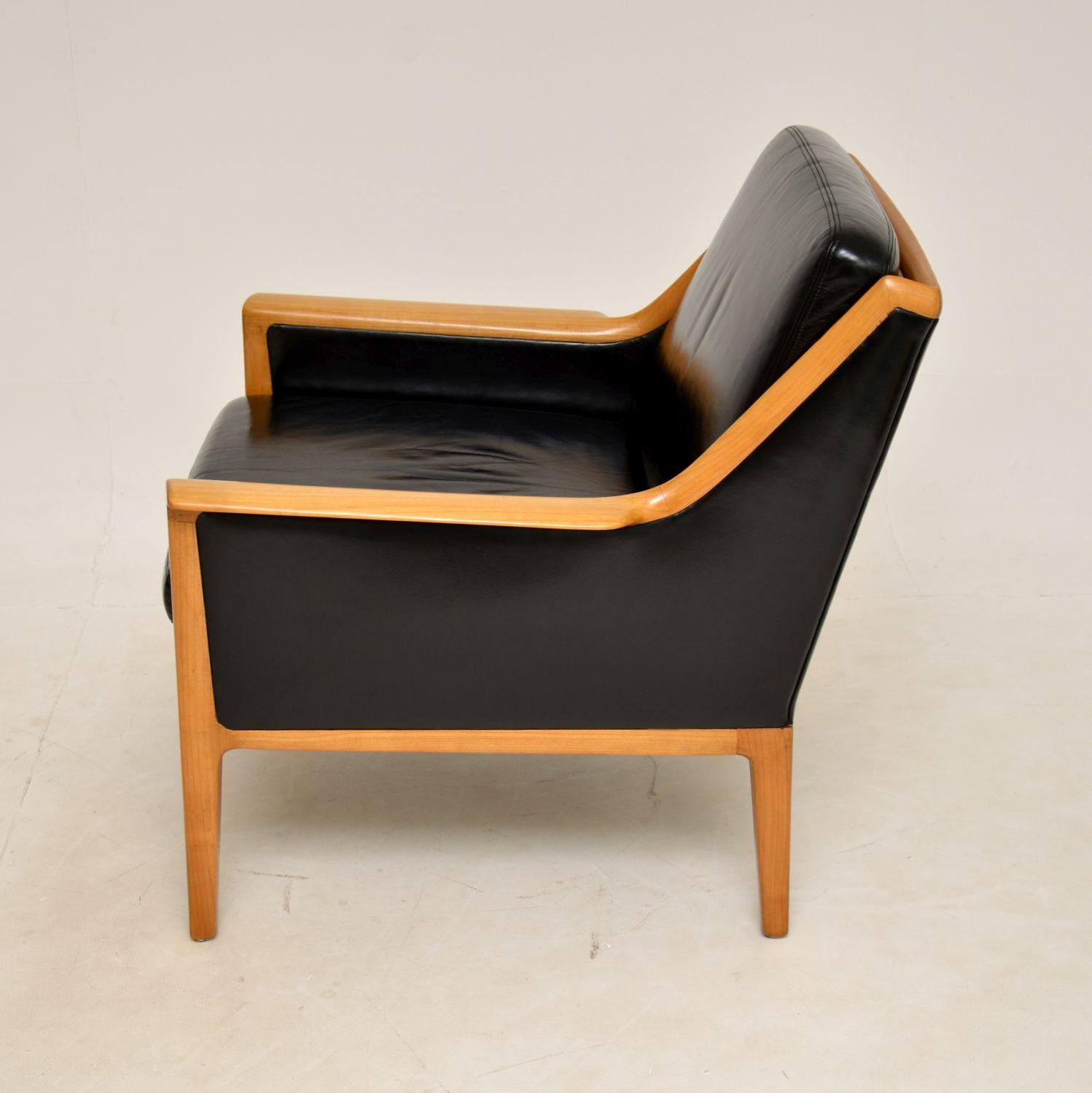 Cuir Paire de fauteuils en cuir suédois des années 1960 en vente