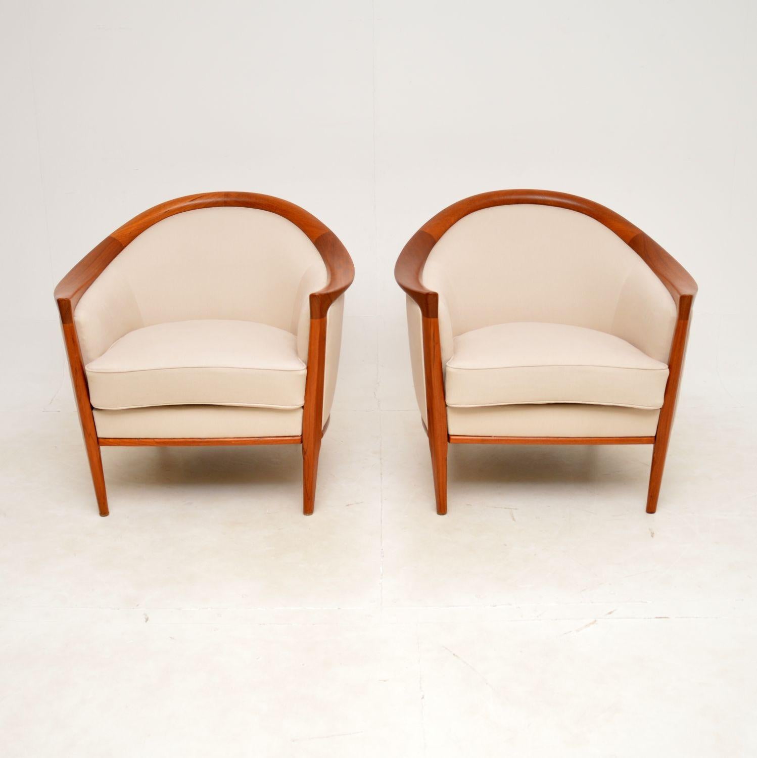 An absolutely stunning pair of vintage Swedish armchairs in teak. They were designed by Bertil Fridhagen and were made by Broderna Andersson in the 1960s.

The quality is outstanding, the solid teak frames have beautiful, sweeping curves. They are