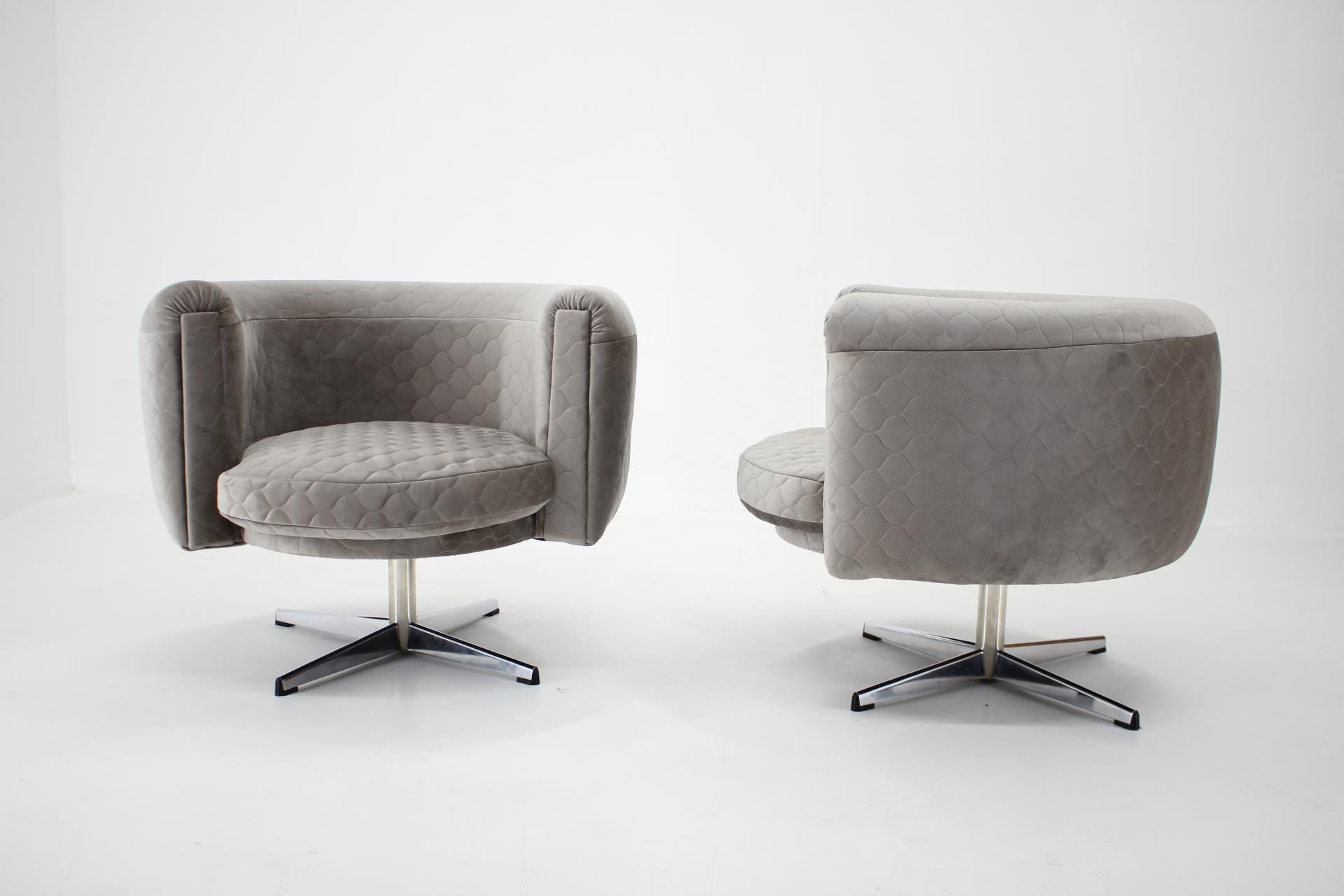 Mid-Century Modern 1960s Pair of Swivel Club Chairs, Czechoslovakia For Sale