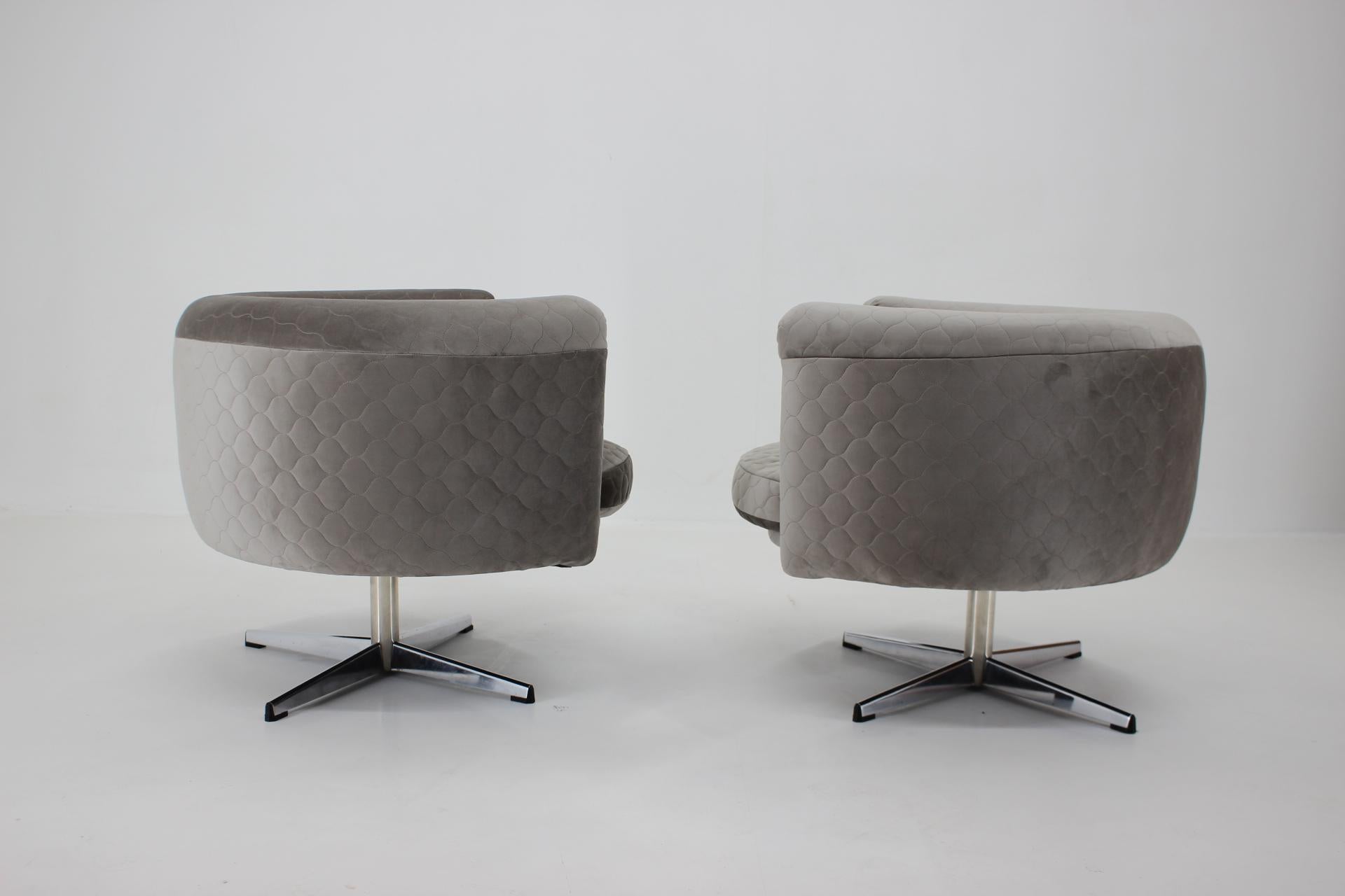 1960s Pair of Swivel Club Chairs, Czechoslovakia In Good Condition For Sale In Praha, CZ