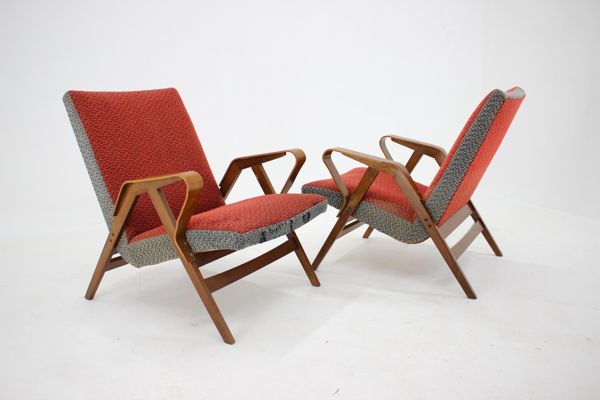 - Die Stühle sind solide und stabil 
- geeignet für neue Polsterung 
- Etikettierung durch den Hersteller
- Höhe der Sitzfläche 40 cm.