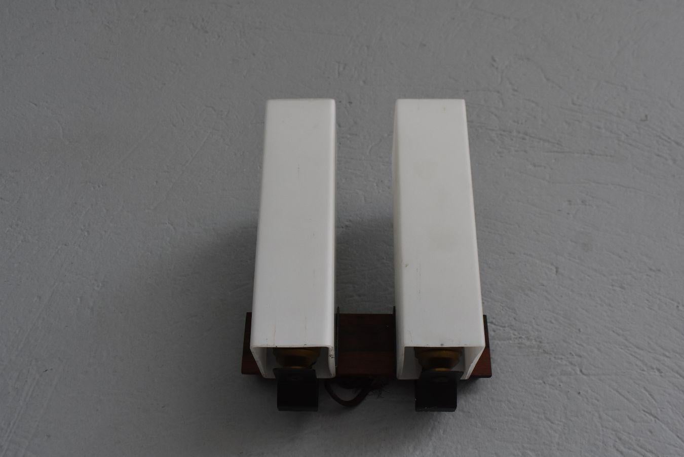 1960s Pair of Teak and Opaline Wall Lights In Good Condition For Sale In Marseille, FR