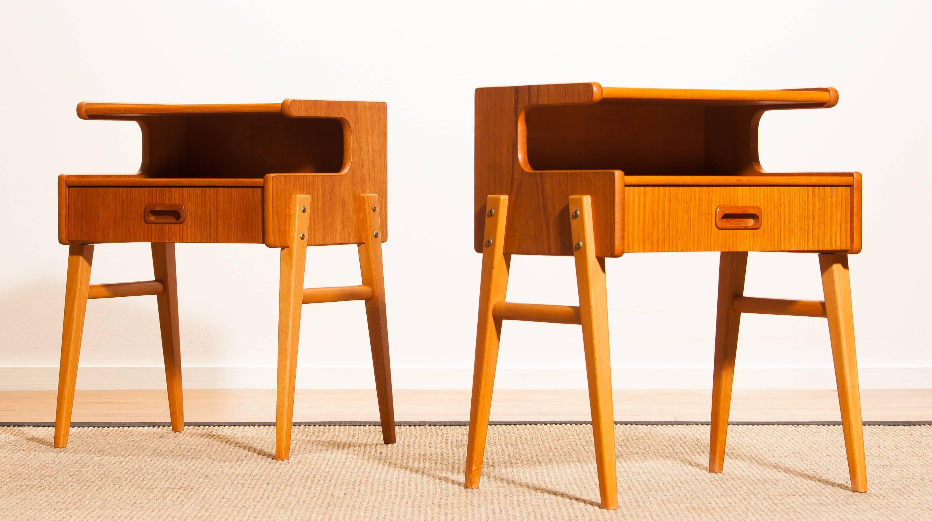 A pair of two lovely bedside tables in beautiful ‘C’ shape.
These tables are made of teak.
Each table has a drawer.
They are in a very nice condition.
Period 1960s
Dimensions: H 54 cm, W 40 cm, D 33 cm.