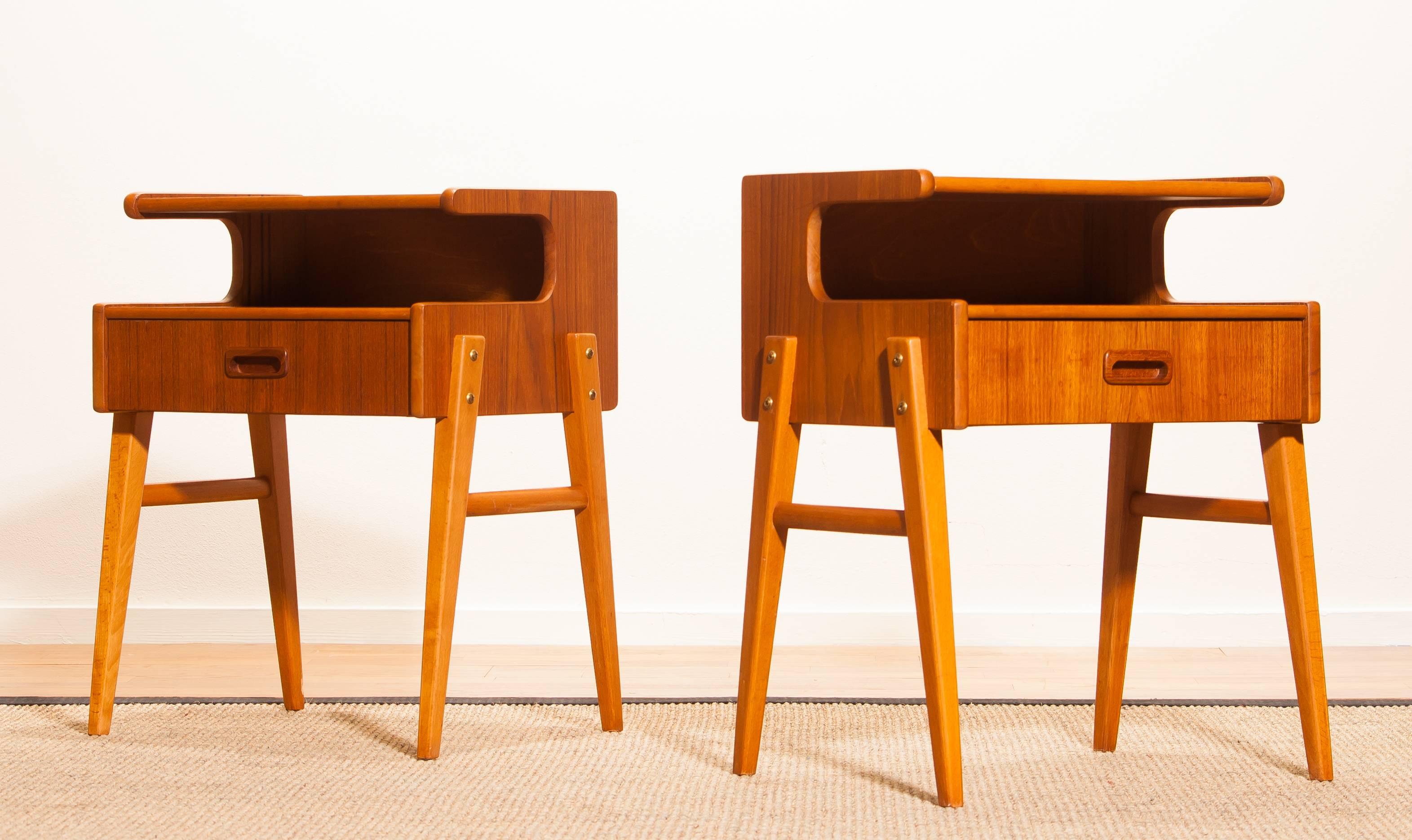 A pair of two lovely bedside tables in beautiful ‘C’ shape.
These tables are made of teak.
Each table has a drawer.
They are in a very nice condition.
Period, 1960s
Dimensions: H 54 cm, W 40 cm, D 33 cm.