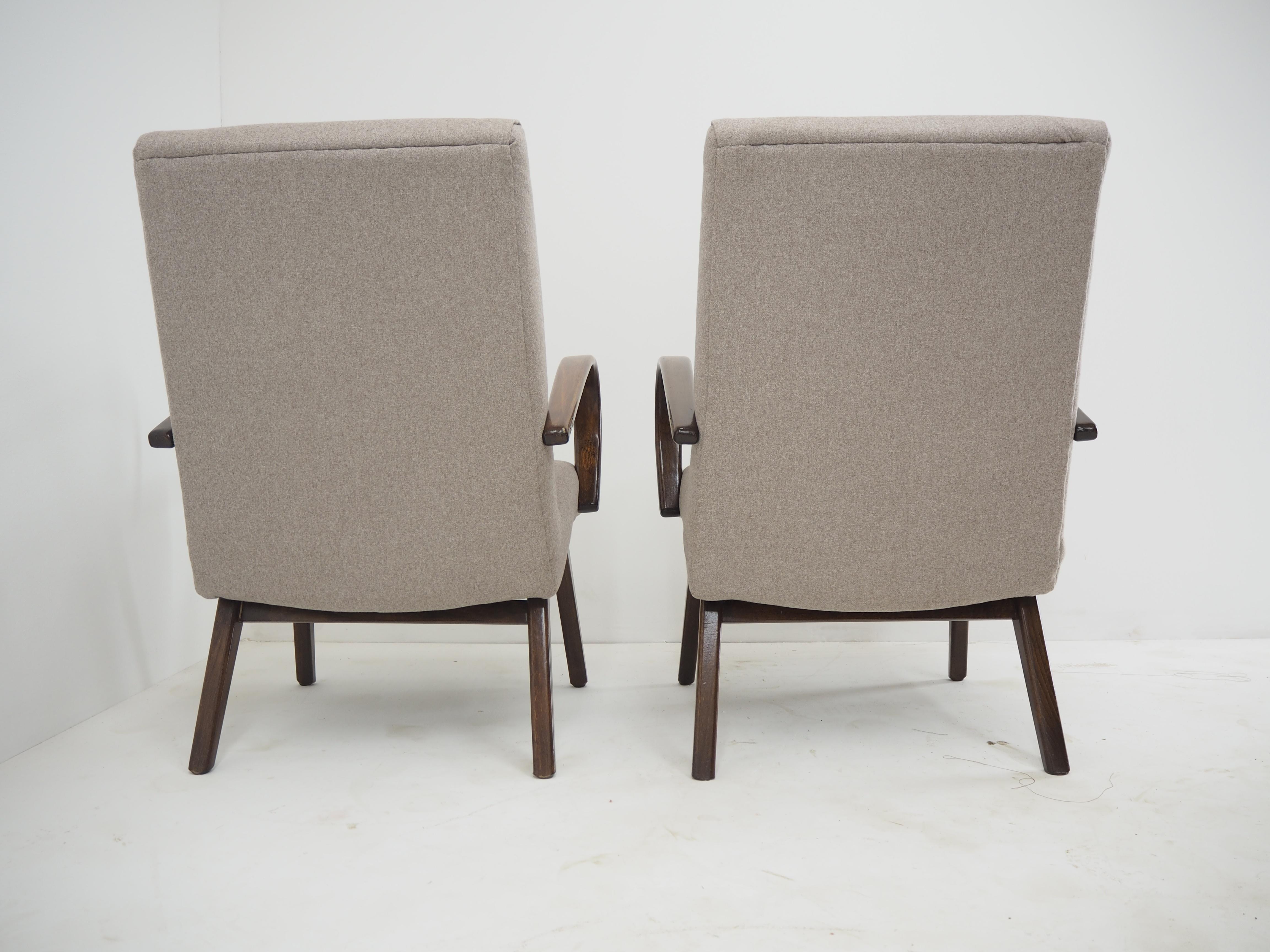 Mid-Century Modern 1960s Pair of Ton/Thonet Beech Armchairs, Czechoslovakia For Sale