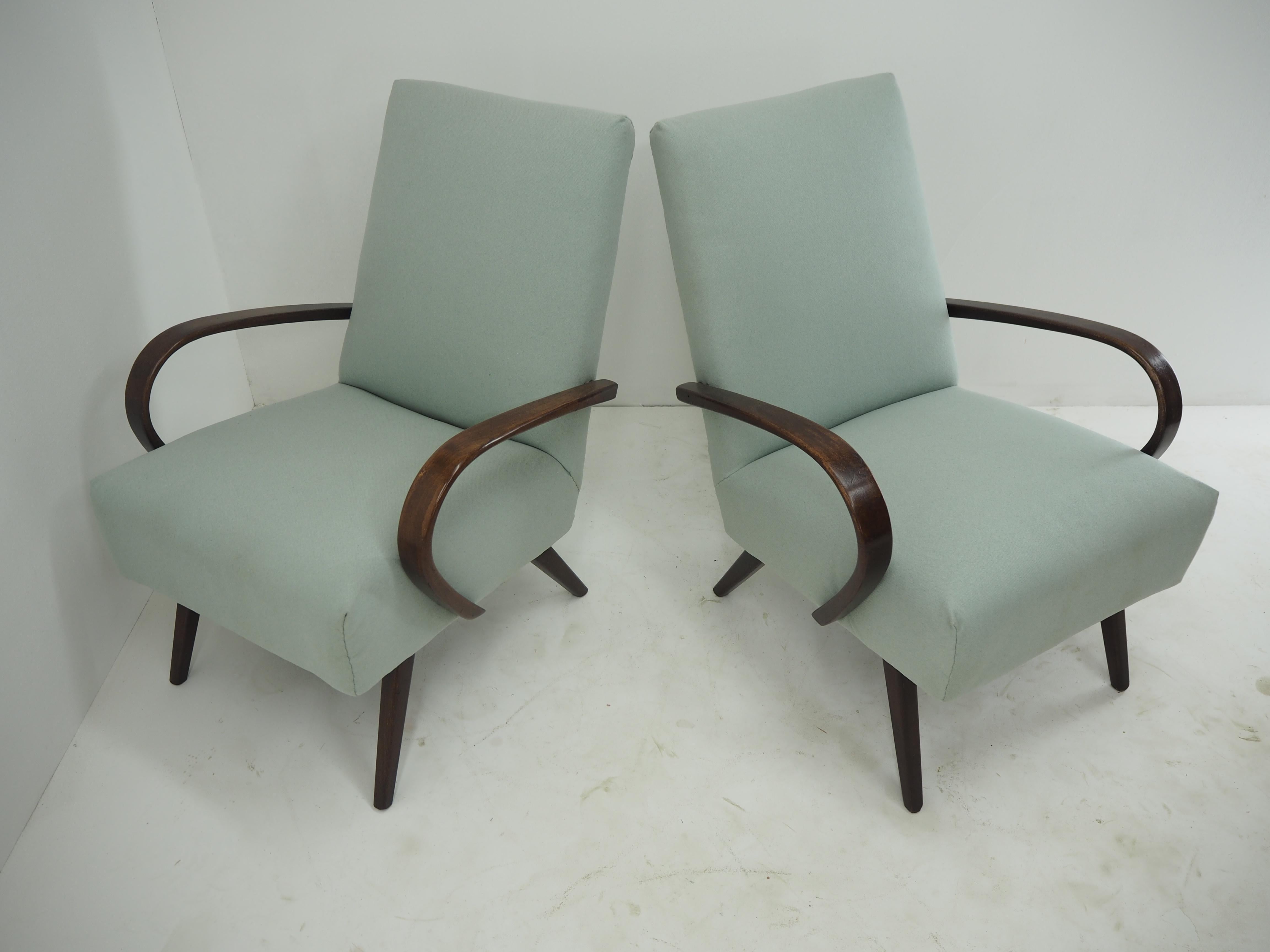 Mid-Century Modern 1960s Pair of Ton/Thonet Beech Armchairs, Czechoslovakia For Sale