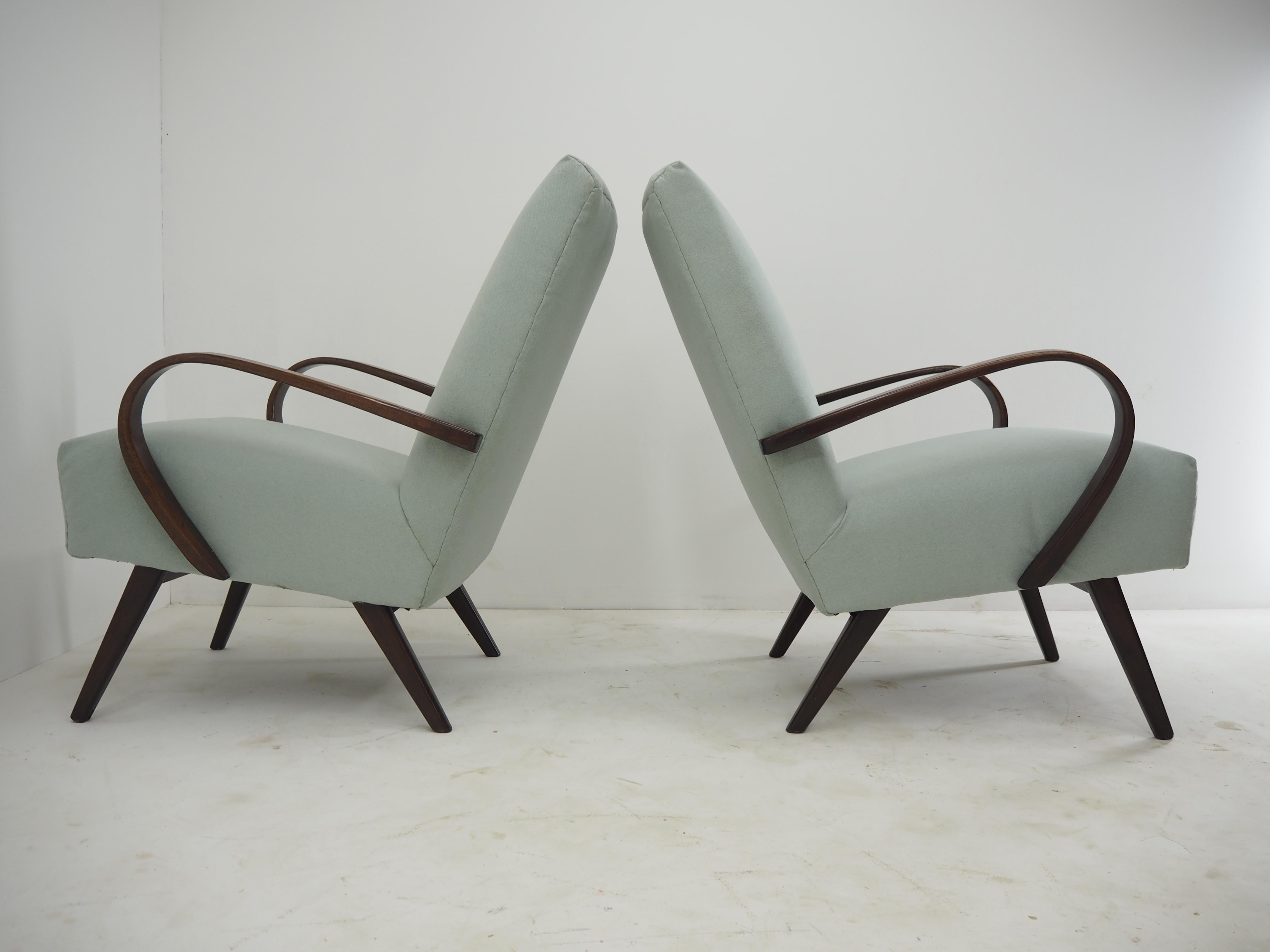 1960s Pair of Ton/Thonet Beech Armchairs, Czechoslovakia In Good Condition For Sale In Praha, CZ