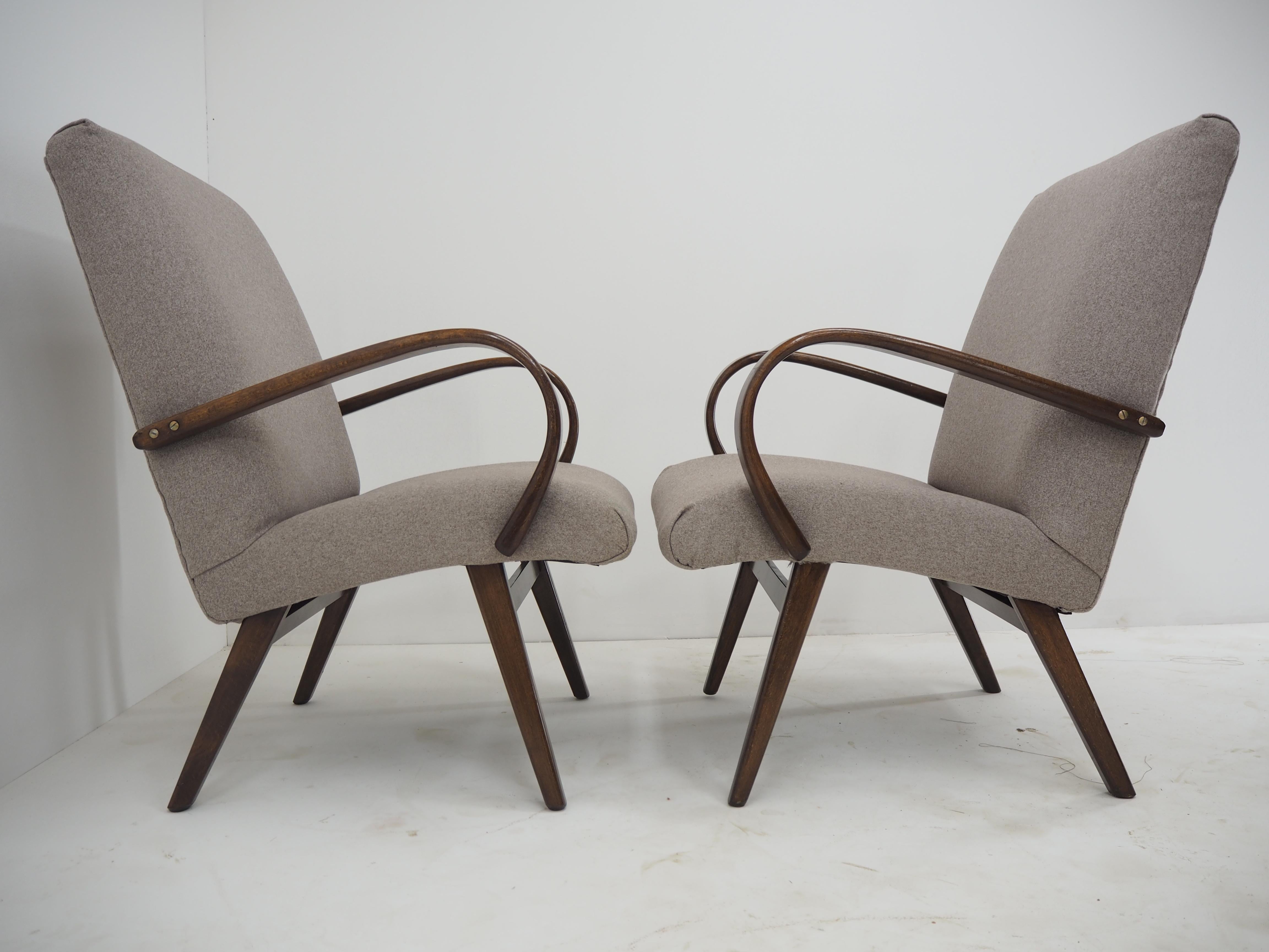 Mid-20th Century 1960s Pair of Ton/Thonet Beech Armchairs, Czechoslovakia For Sale