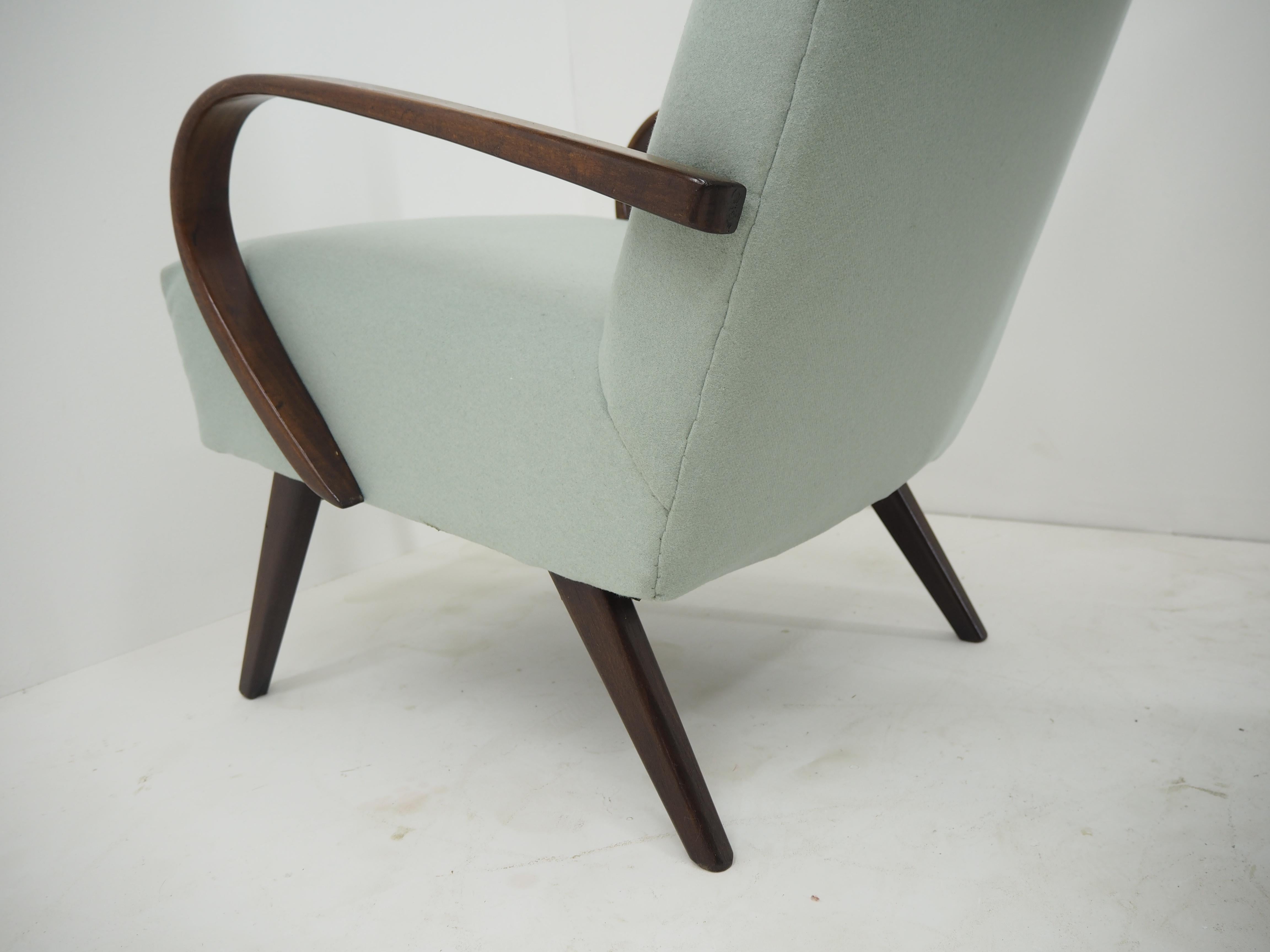 Mid-20th Century 1960s Pair of Ton/Thonet Beech Armchairs, Czechoslovakia For Sale